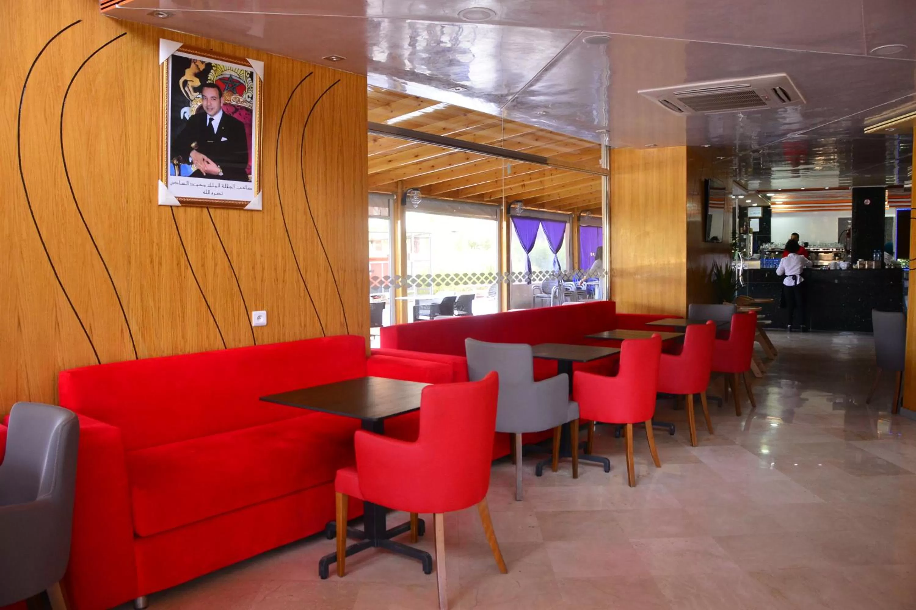 Lounge/Bar in Hôtel Hadaik Ain Asserdoune