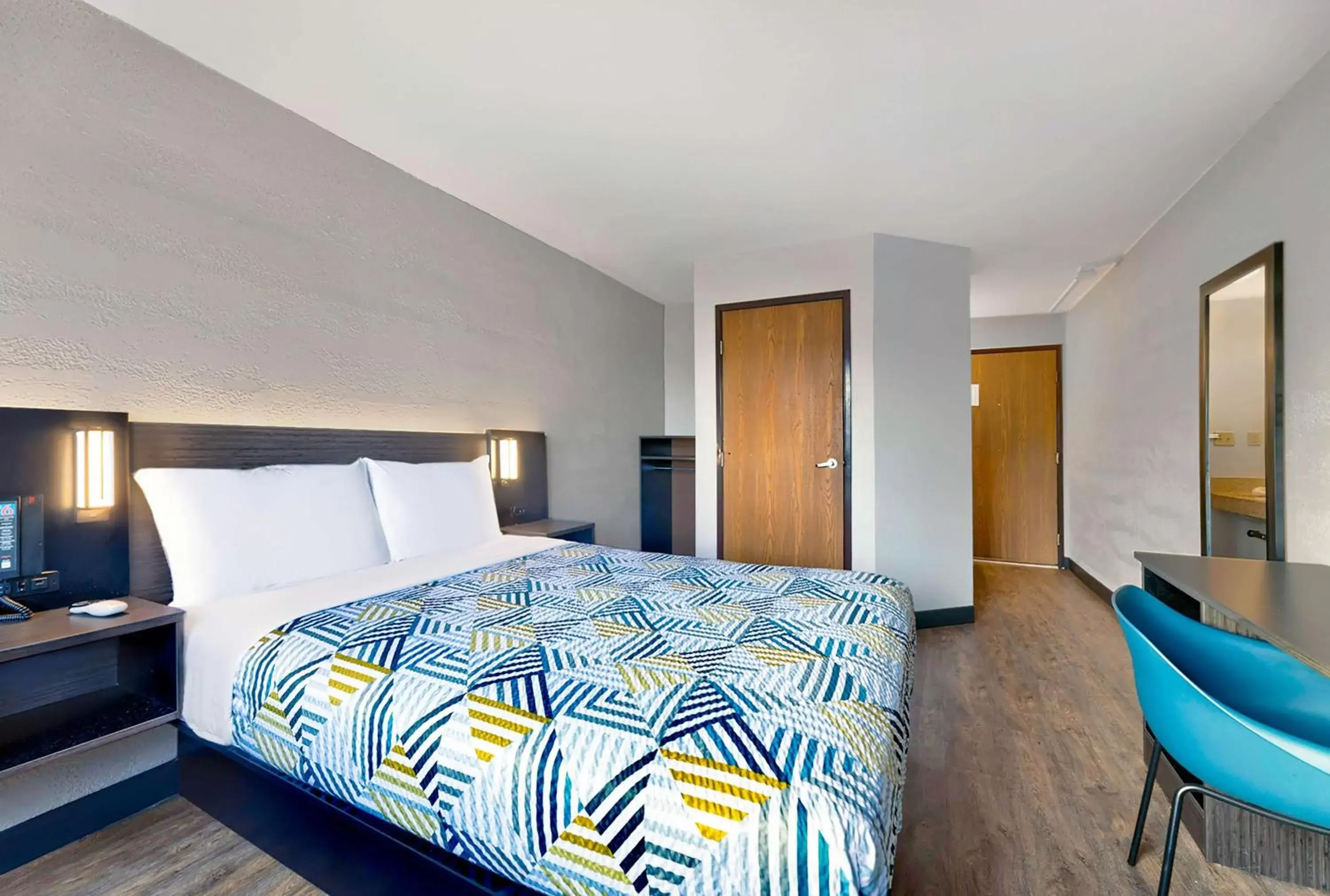 Queen Room - Disability Access - Non-Smoking in Motel 6-Cedar Rapids, IA - Airport Queen Room - Disability Access - Non-Smoking in Motel 6-Cedar Rapids, IA - Airport