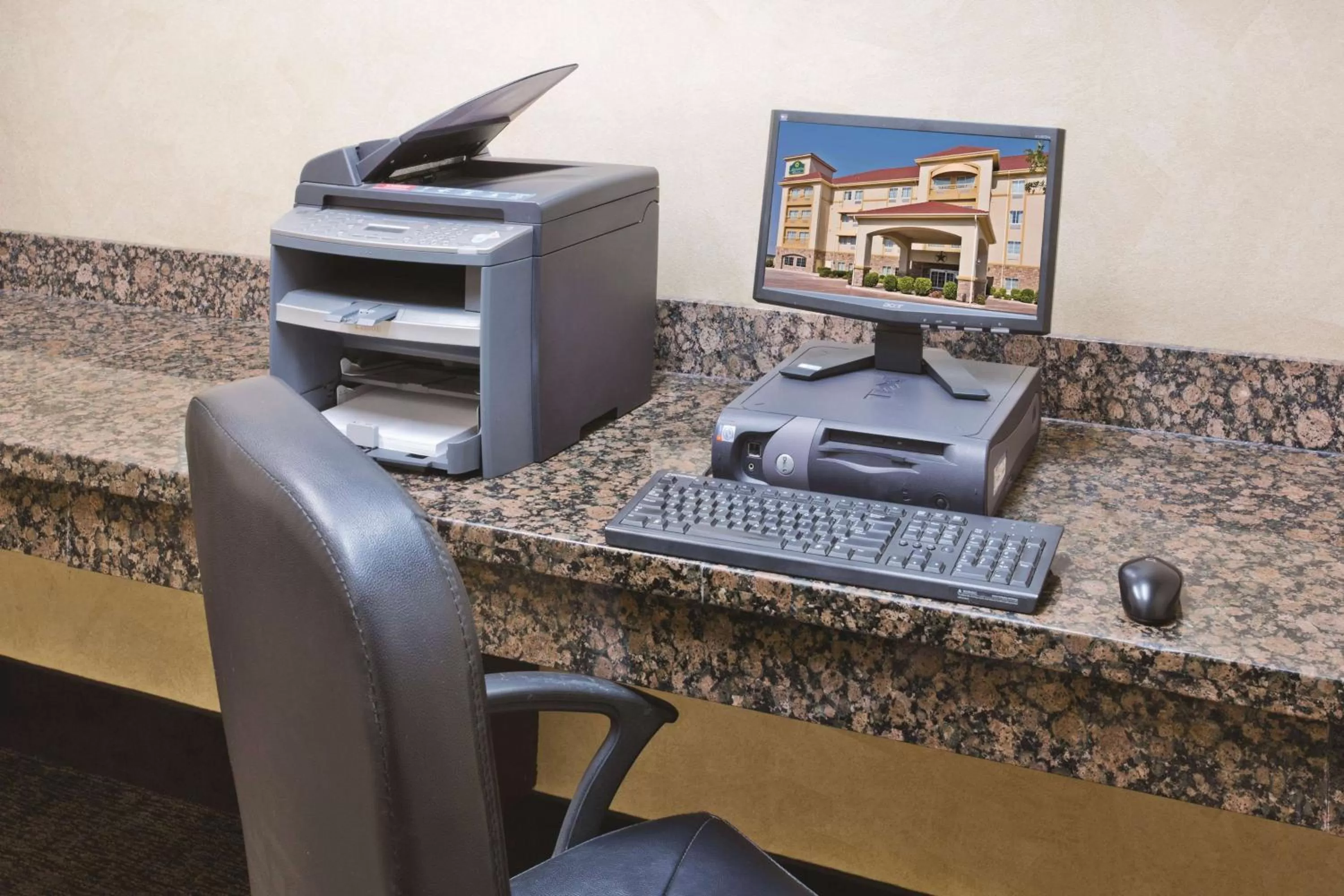 Business facilities in La Quinta Inn and Suites by Wyndham - Schertz