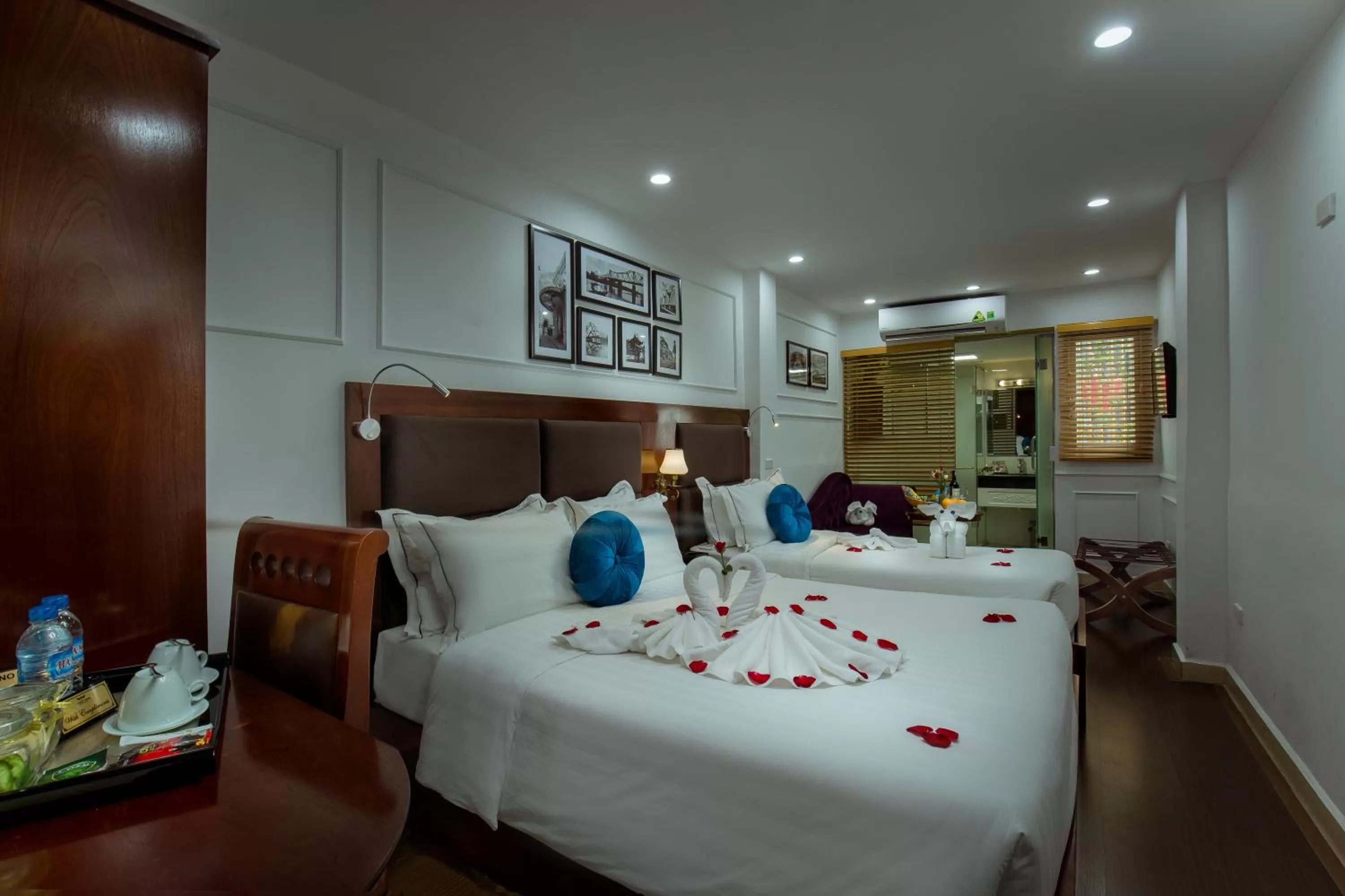 Bedroom, Bed in Antique Angel Hotel