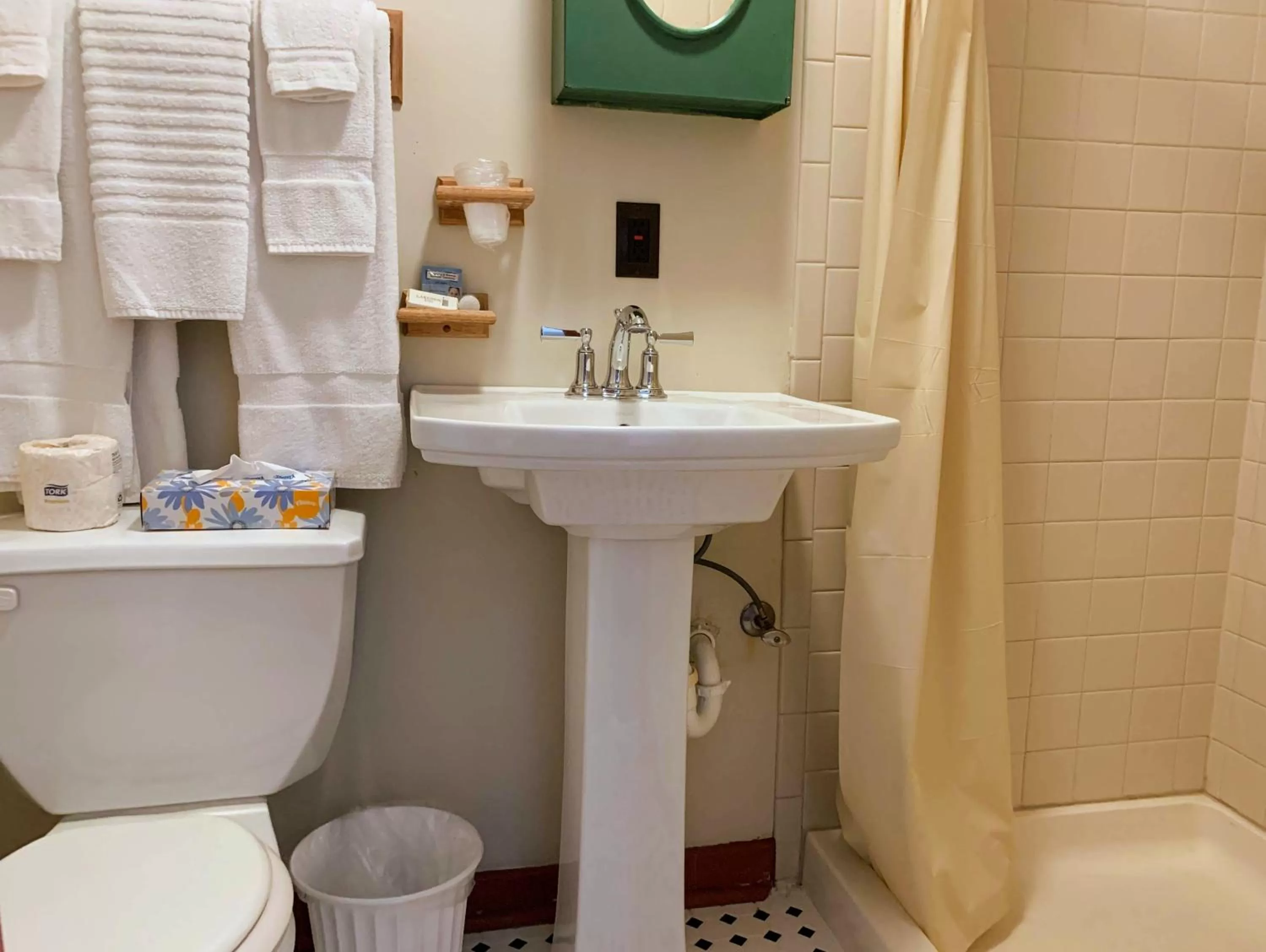 Bathroom in Lakeside Inn