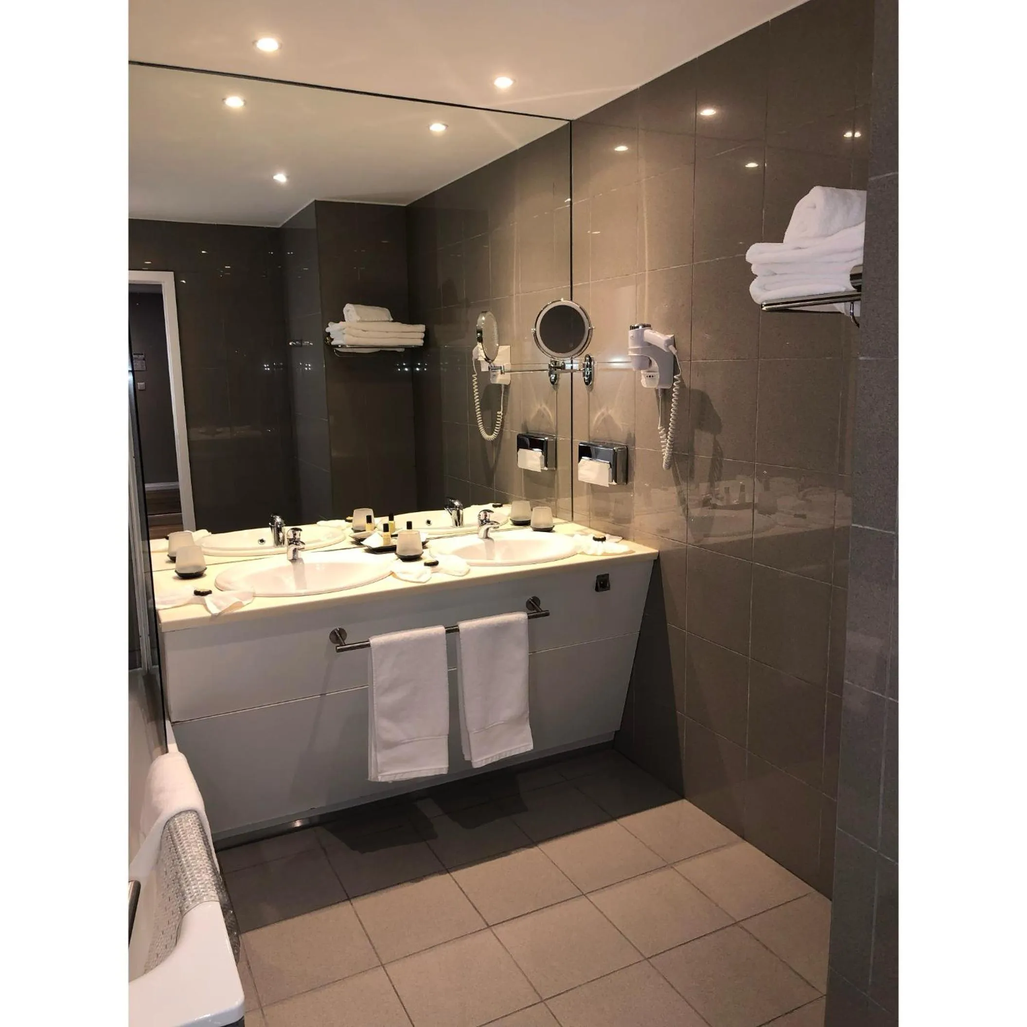 Bathroom in Grand Hôtel Du Tonneau D'Or