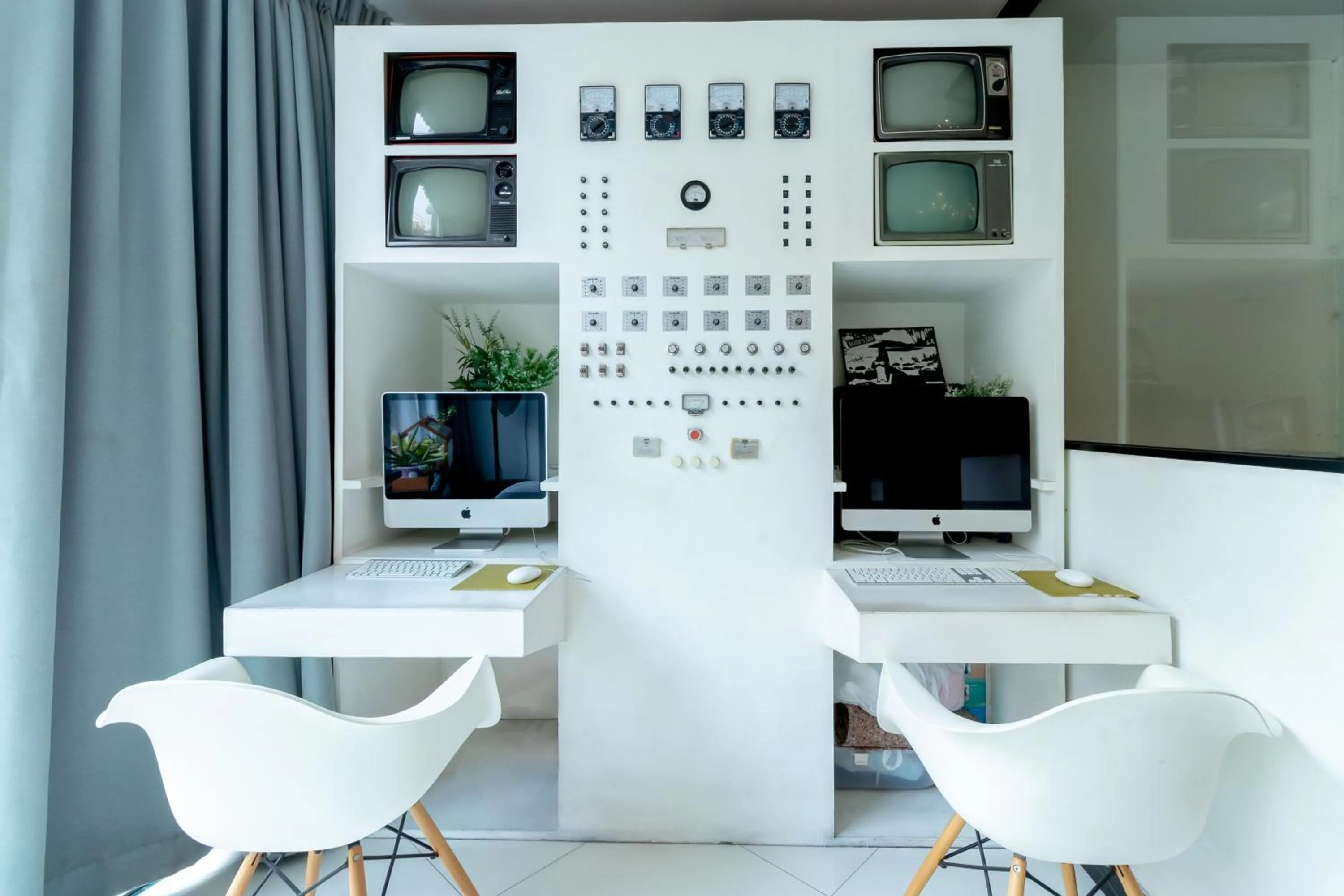 Business facilities in The Secret Service