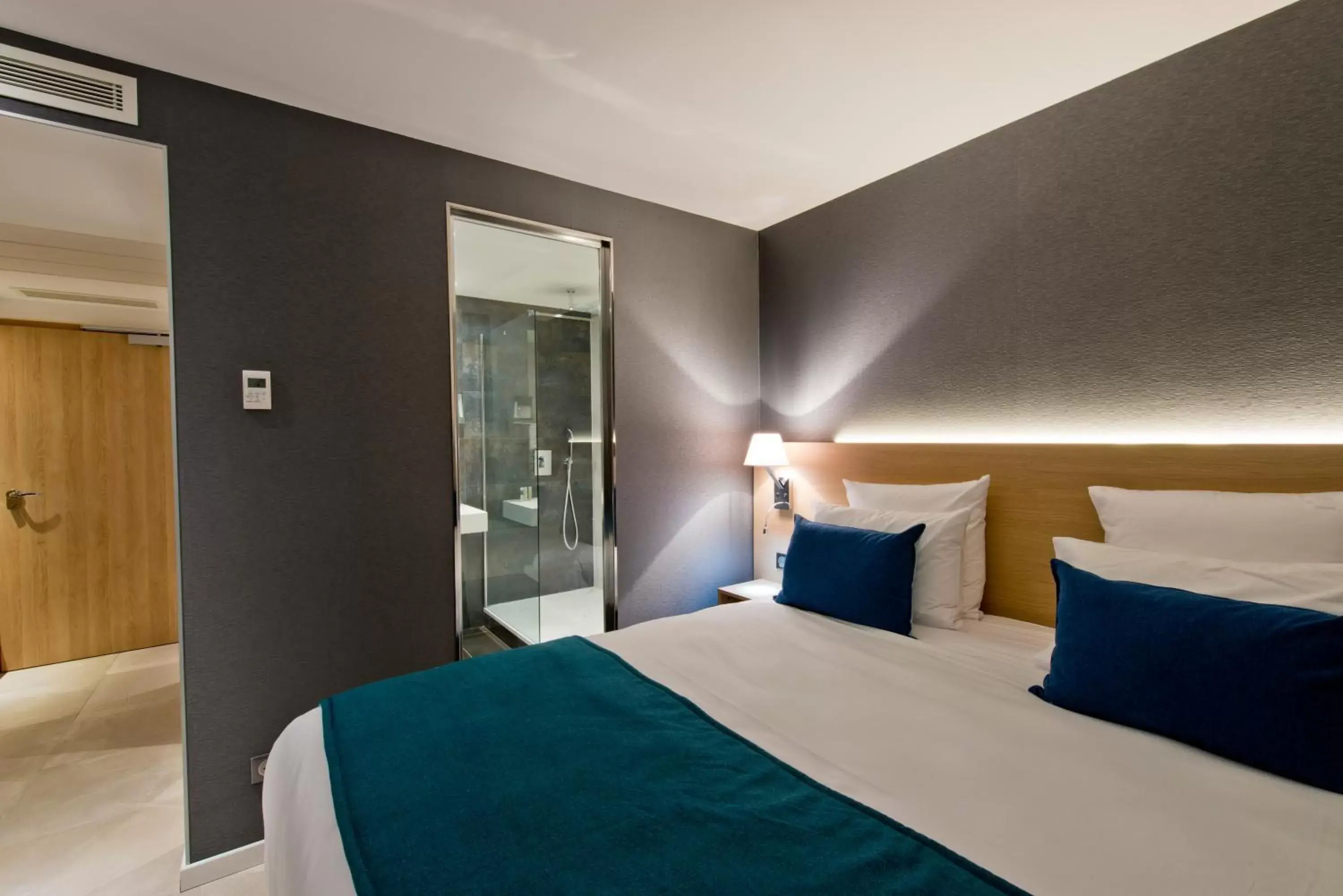Standard Room with King Bed in Golden Tulip Sophia Antipolis - Hotel & Spa Standard Room with King Bed in Golden Tulip Sophia Antipolis - Hotel & Spa