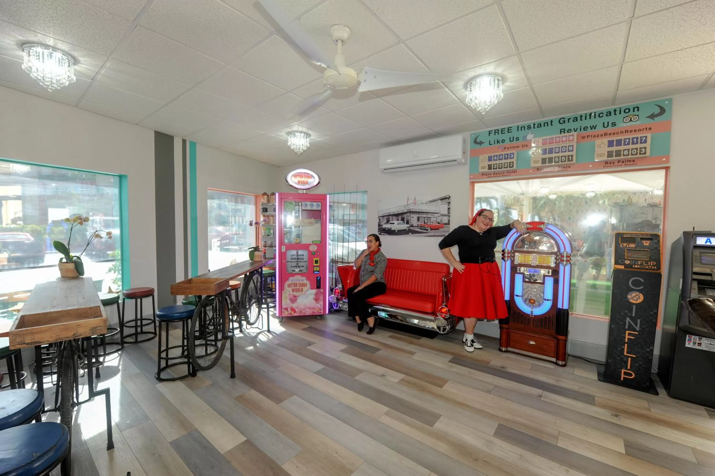 Communal lounge/ TV room in Plaza Beach Hotel - Beachfront Resort