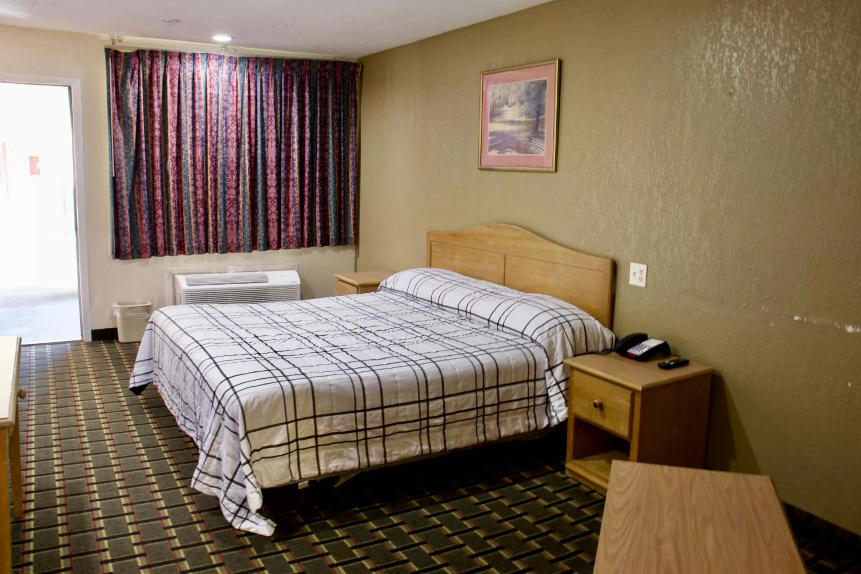 Bed in Executive Inn of Arlington, Near AT&T Stadium