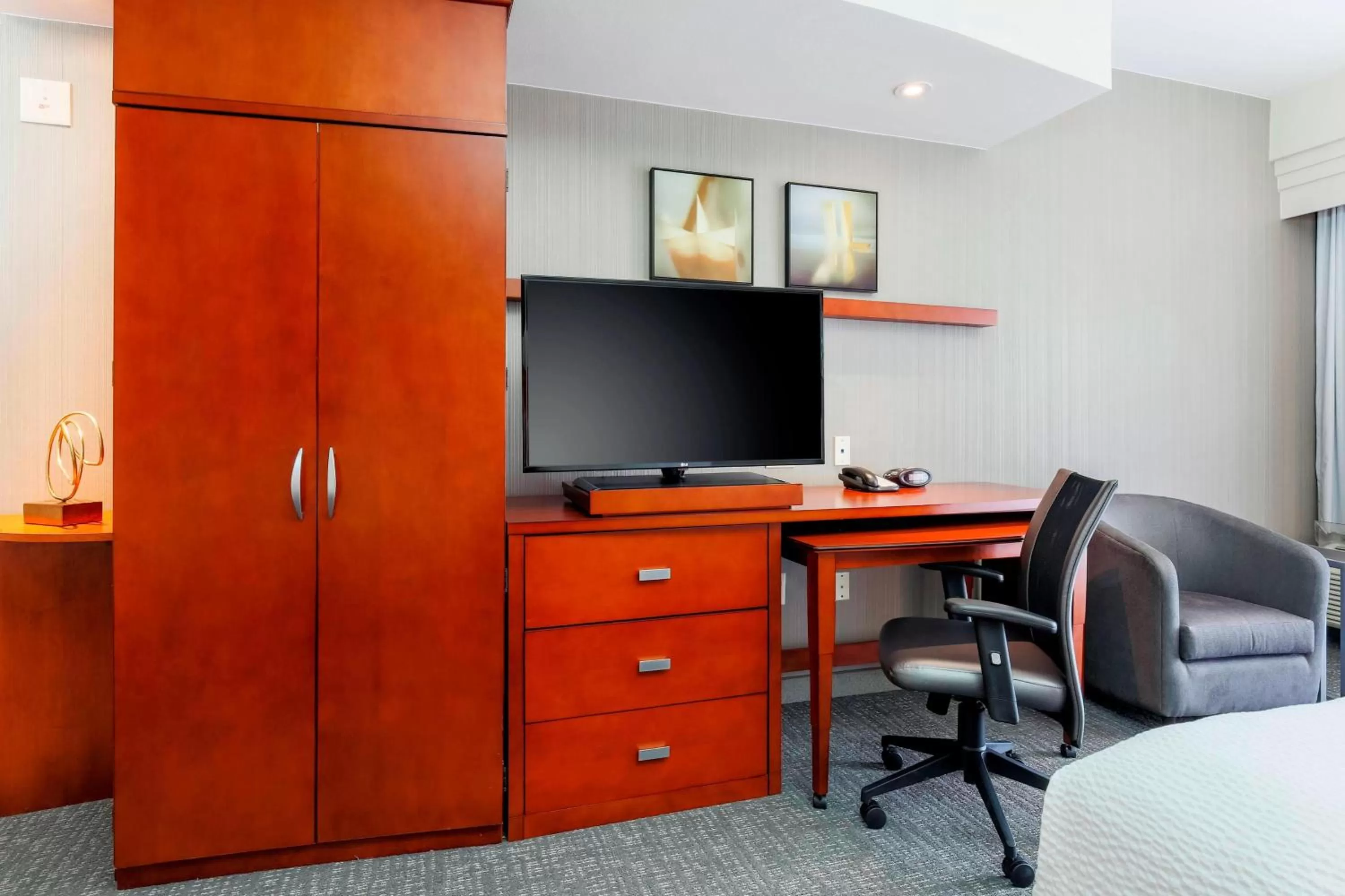 Photo of the whole room in Courtyard by Marriott Dallas Arlington South