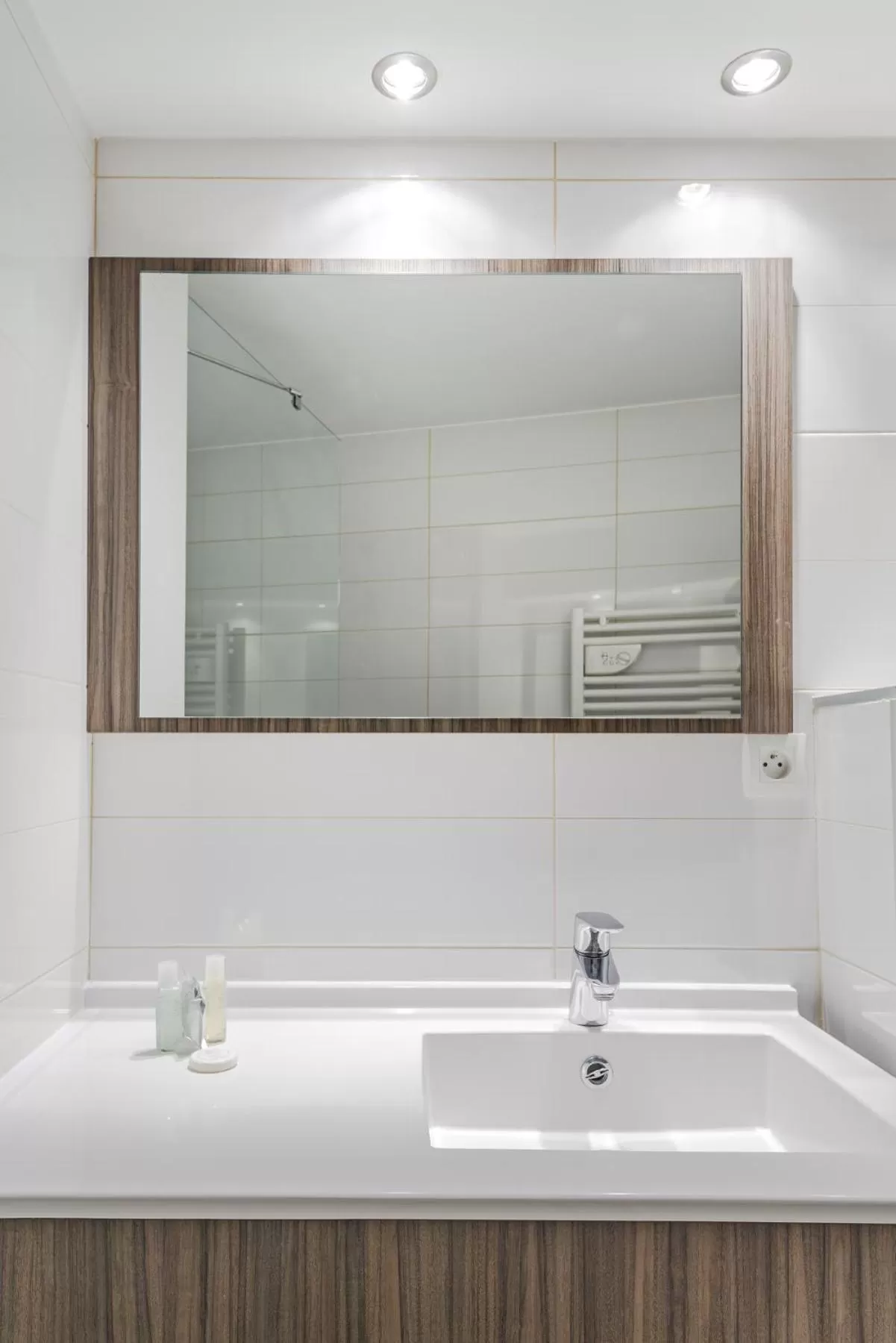 Bathroom in The Originals Residence Appart Hôtel Hévéa Valence