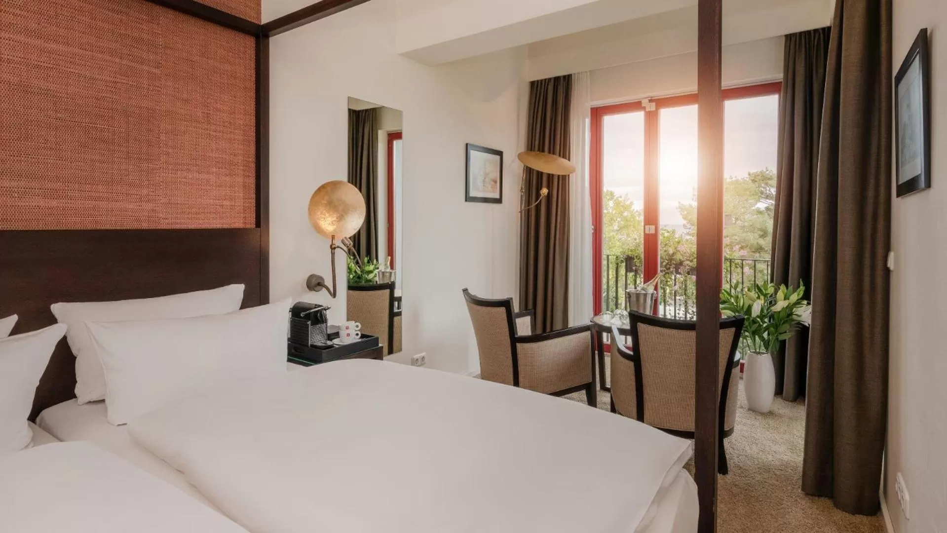 Photo of the whole room, Bed in Strandhotel Heringsdorf mit Soleaußenpool 30 Grad