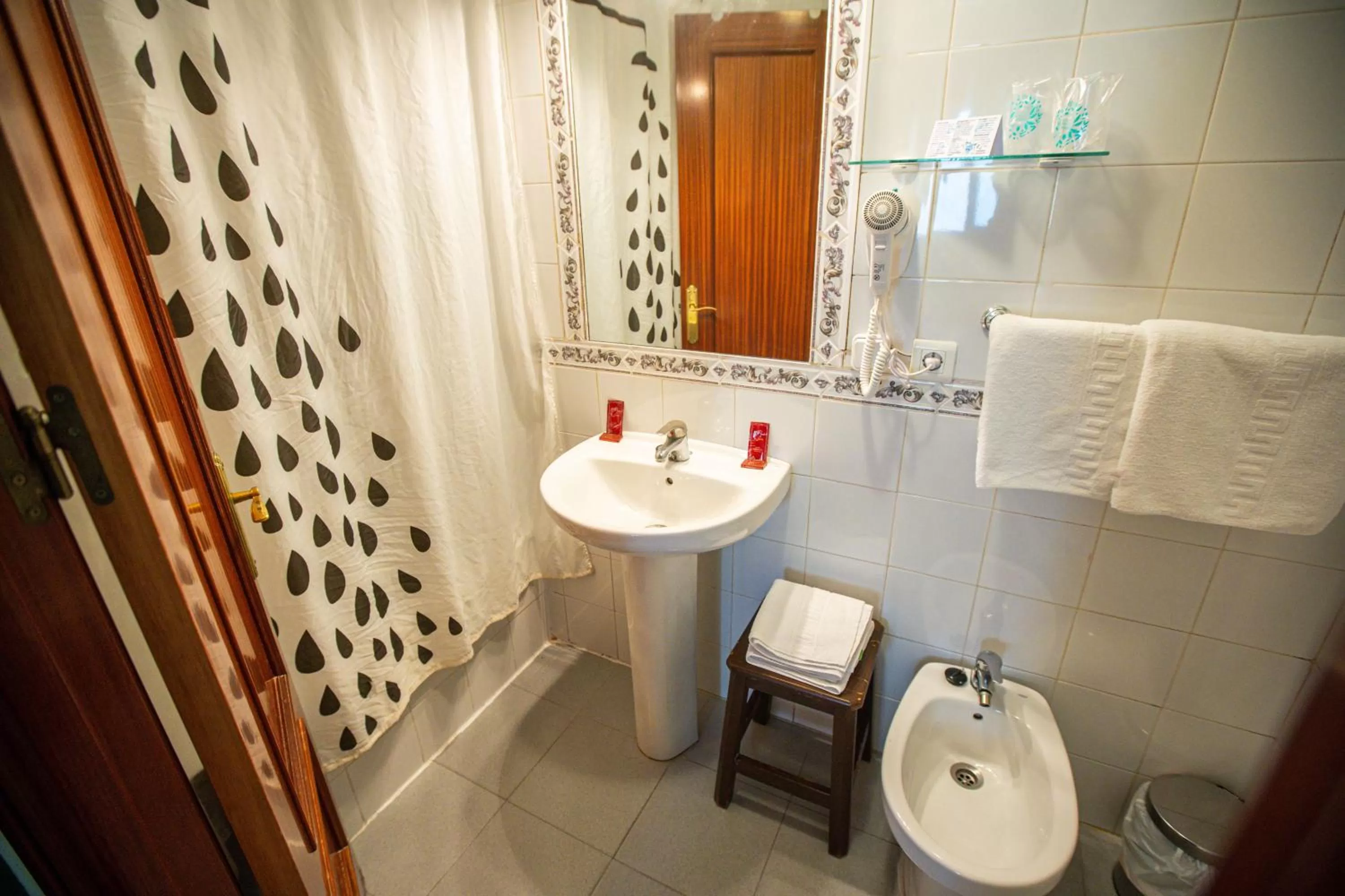 Public Bath in Hotel Arunda II