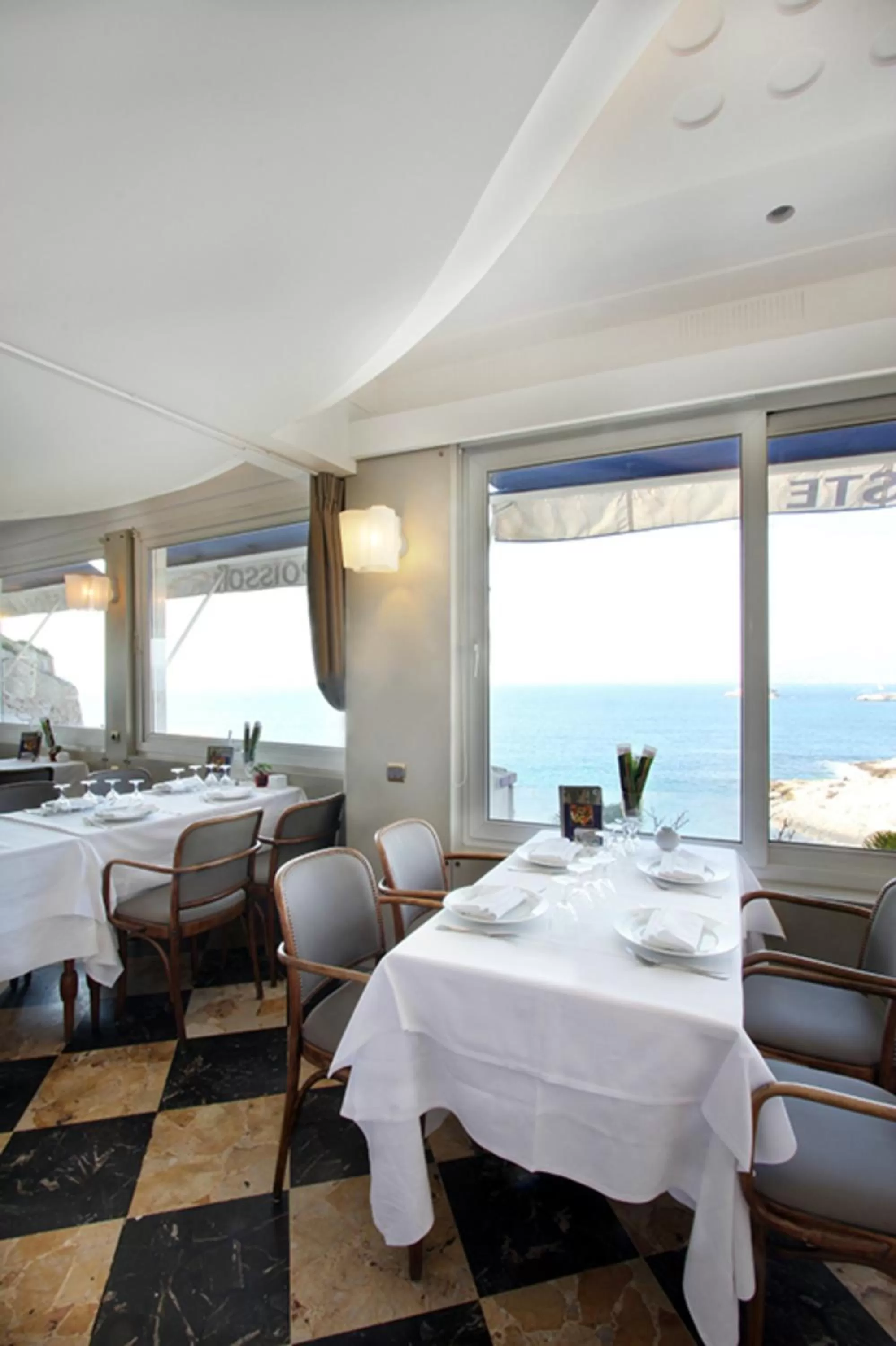 Restaurant/places to eat in Le Rhul