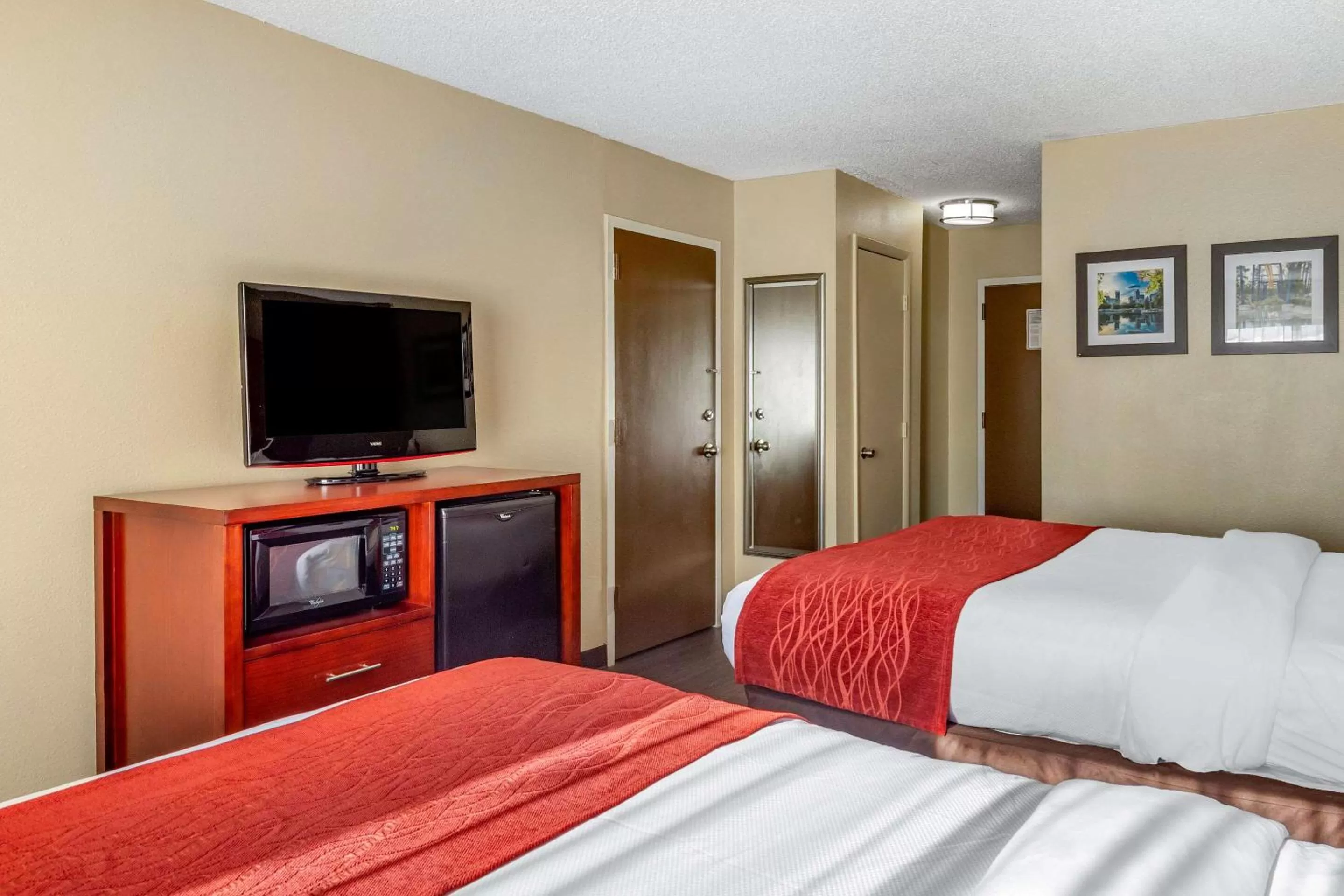 Photo of the whole room, Bed in Comfort Inn Fort Mill Amusement Park at Carowinds Blvd