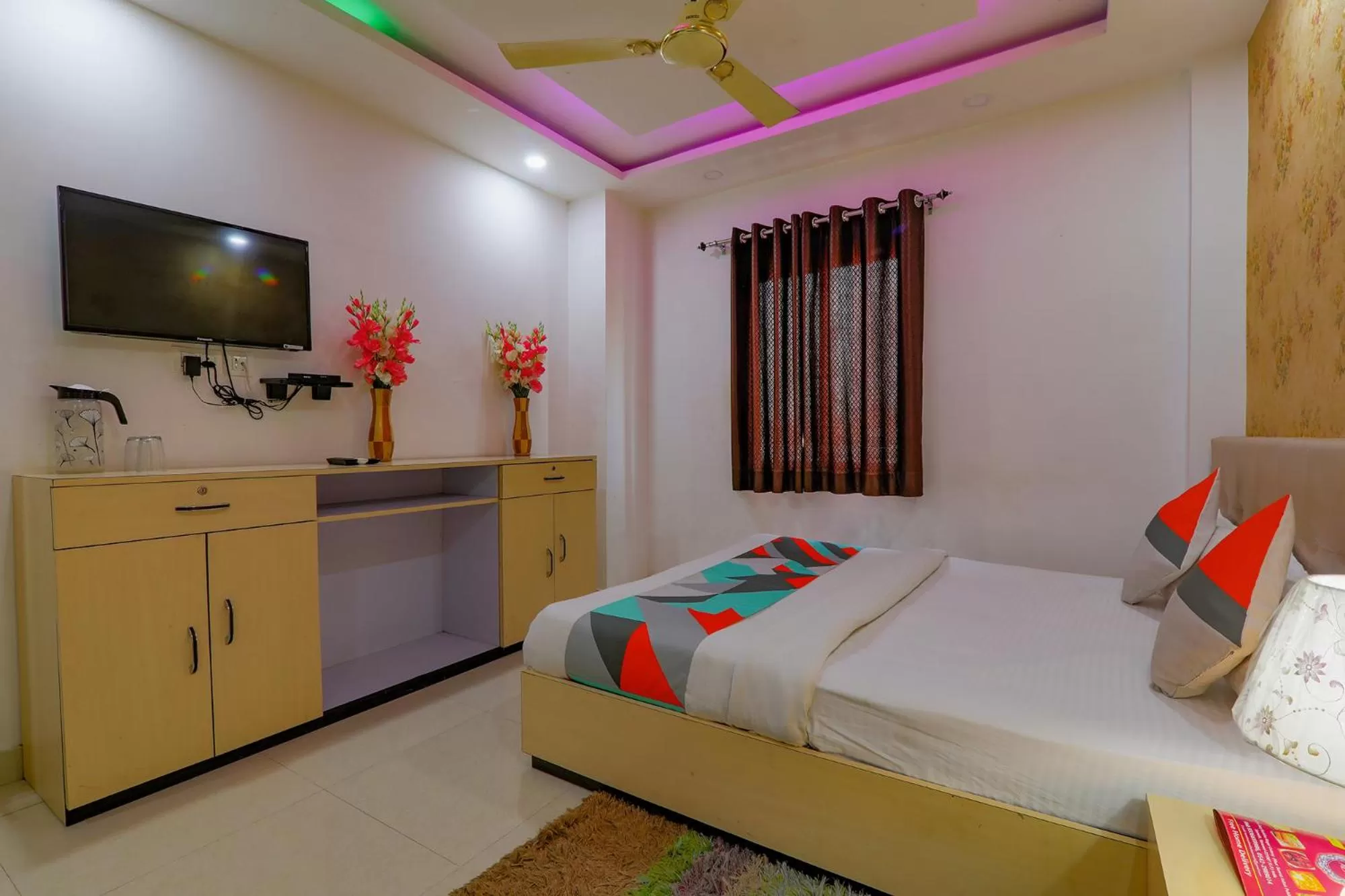 Photo of the whole room, Bed in Via Moti Mahal - Sarnath museum