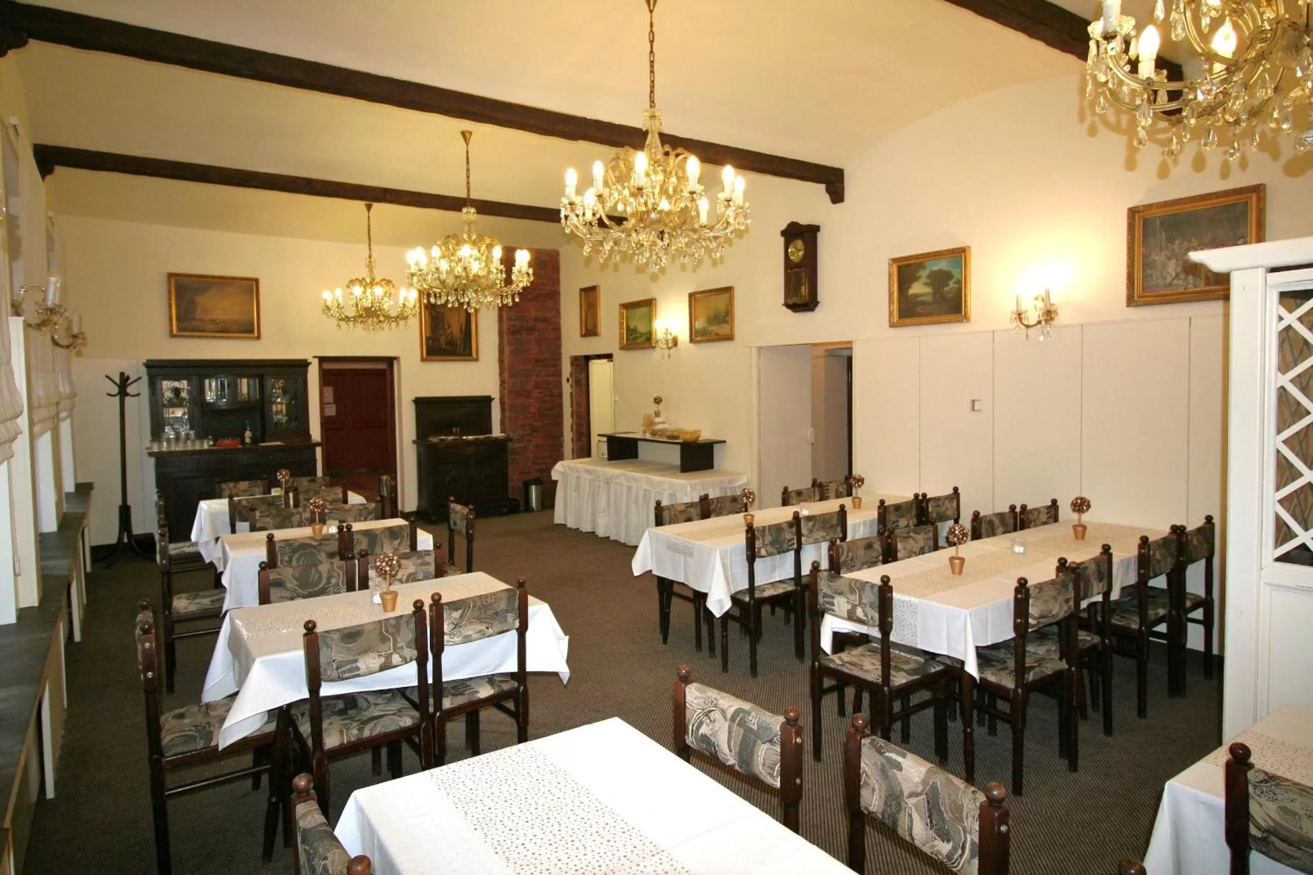 Restaurant/places to eat in Anette Hotel