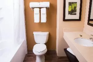 Queen Room with Tub - Disability Access/Non Smoking in MainStay Suites Knoxville - Cedar Bluff