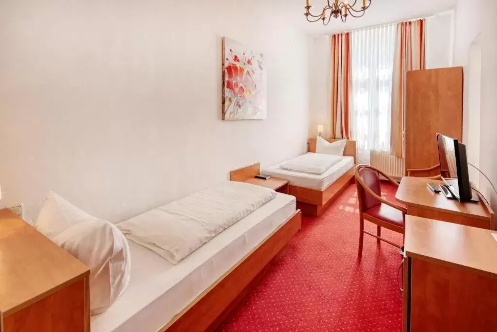 Economy Twin Room in Hotel Restaurant Mathildenhof Economy Twin Room in Hotel Restaurant Mathildenhof