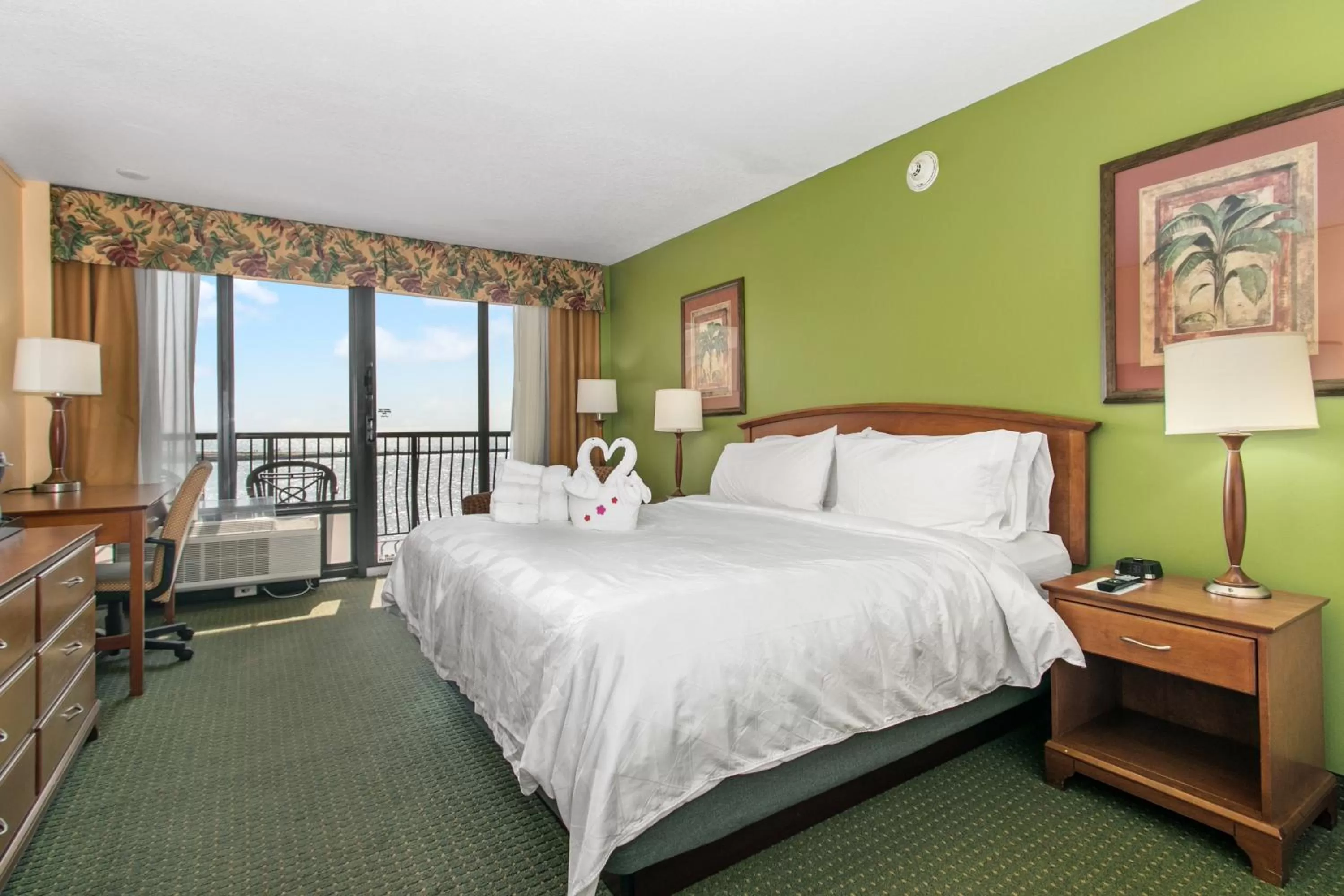 Bed in Holiday Inn & Suites Clearwater Beach by IHG