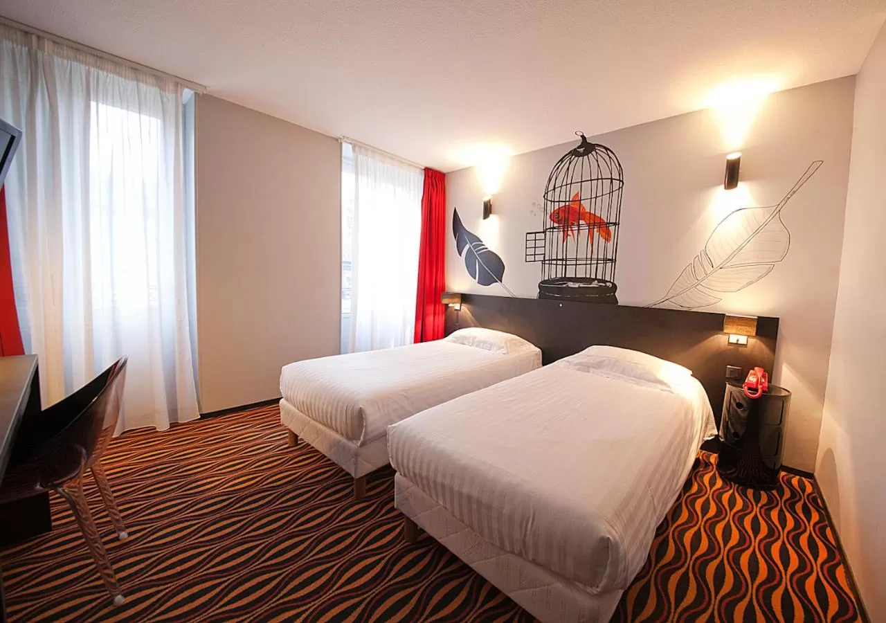 Photo of the whole room, Bed in CIT'HÔTEL LE DAV Clermont-Ferrand Centre