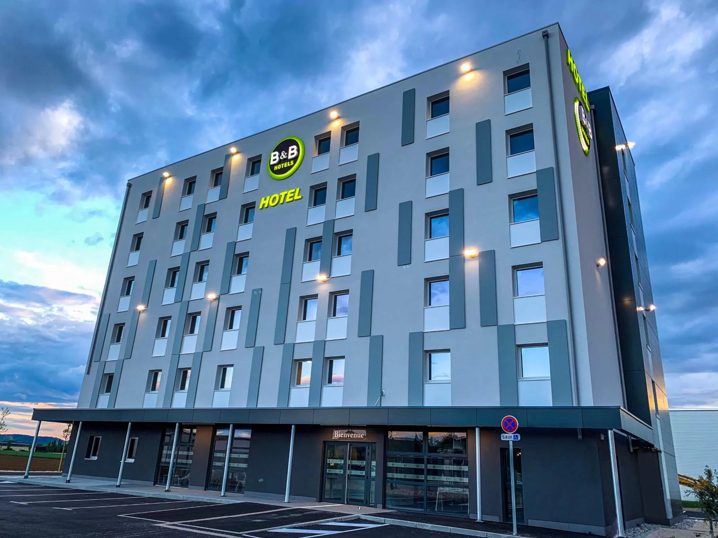 Property building in B&B HOTEL Montélimar Sud