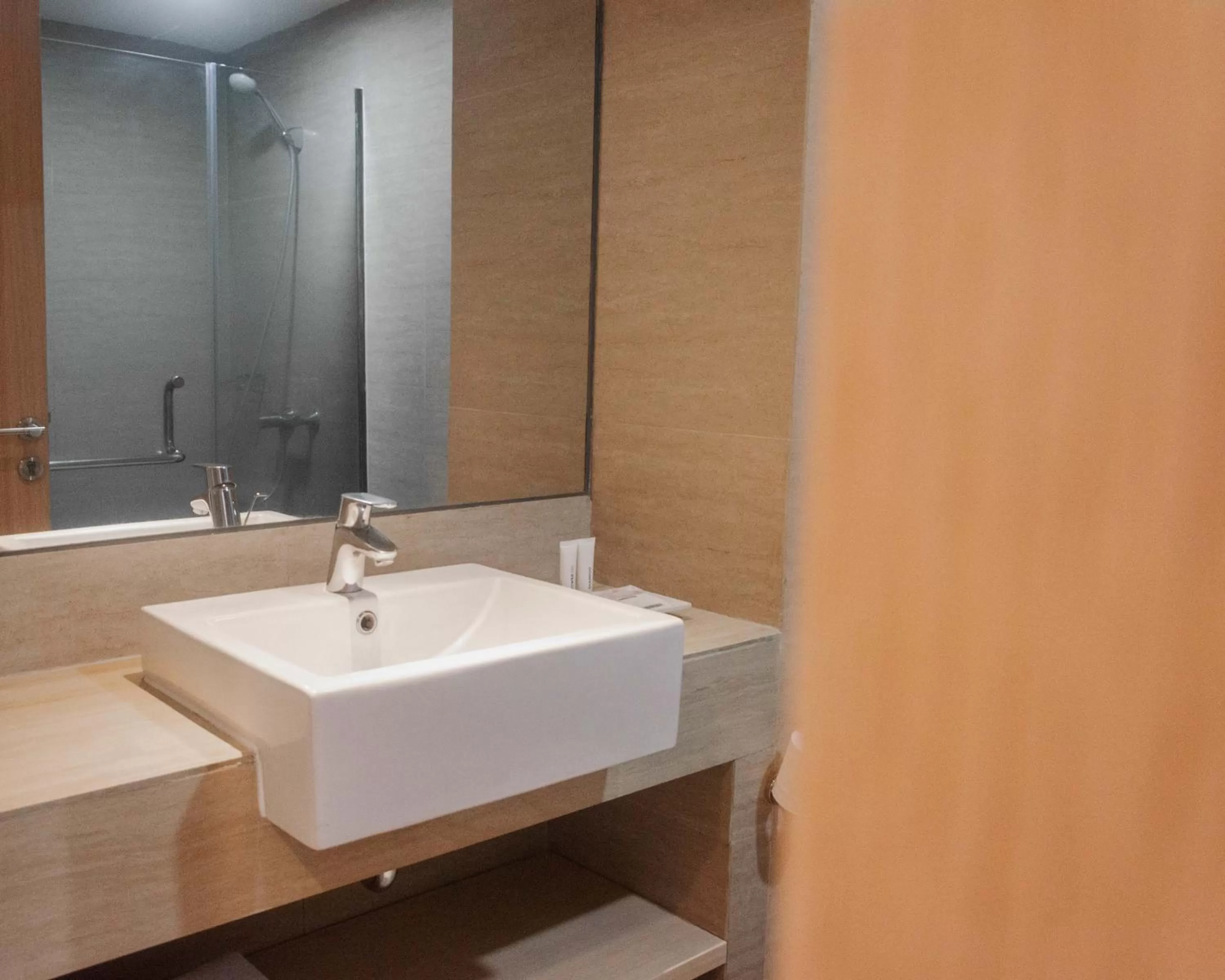 Bathroom in ROOMS INC d'botanica Bandung