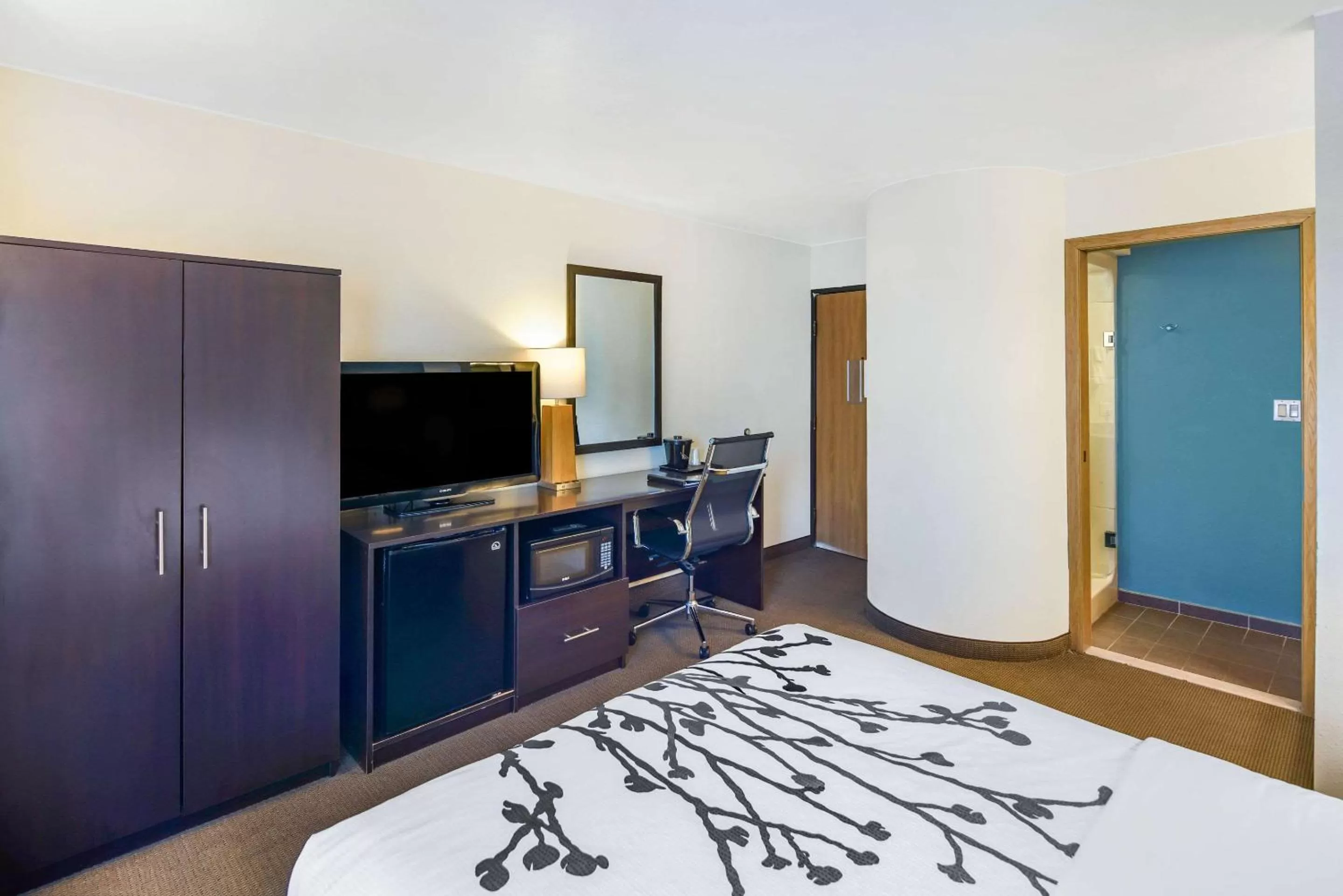 Photo of the whole room, Bed in Sleep Inn near Washington State Line