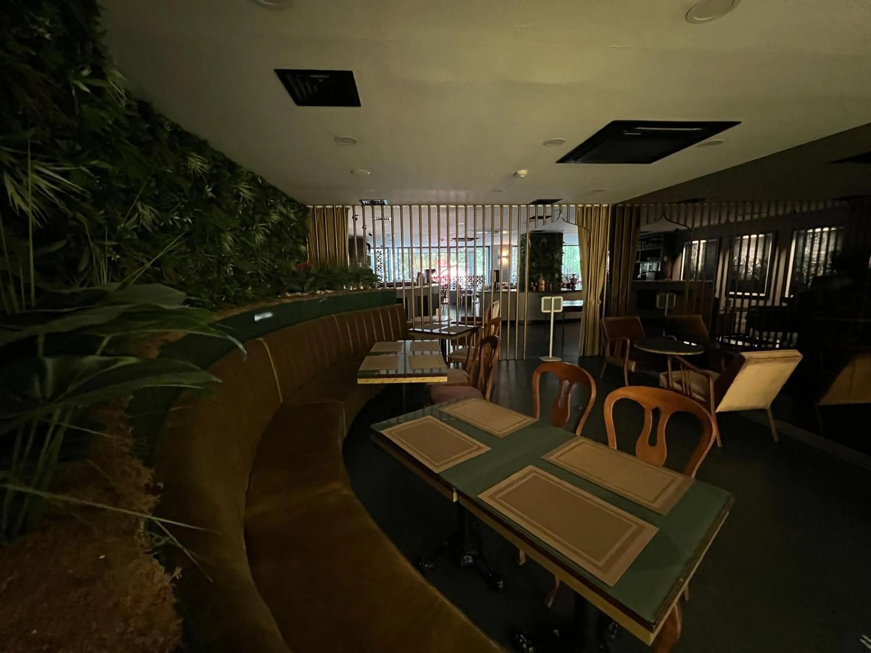 Restaurant/places to eat in All Seasons Hotel