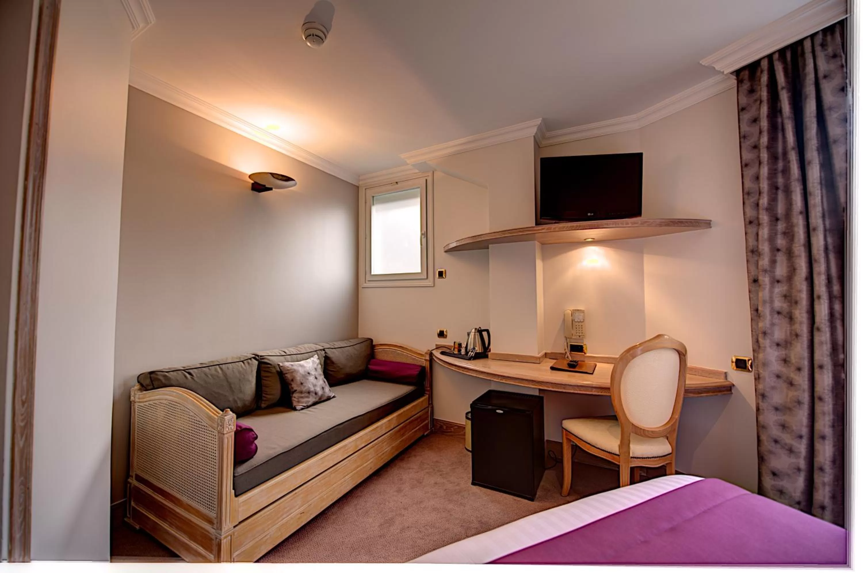 TV and multimedia, Bed in Hôtel Du Midi Paris Montparnasse