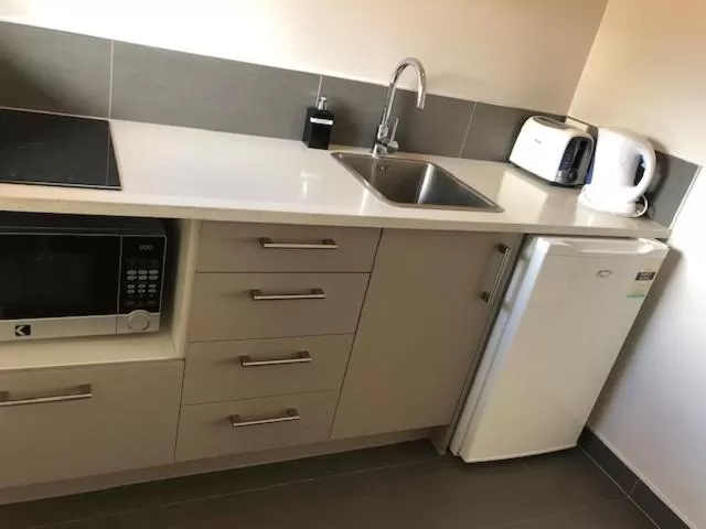 Kitchen or kitchenette in Coachman Motel
