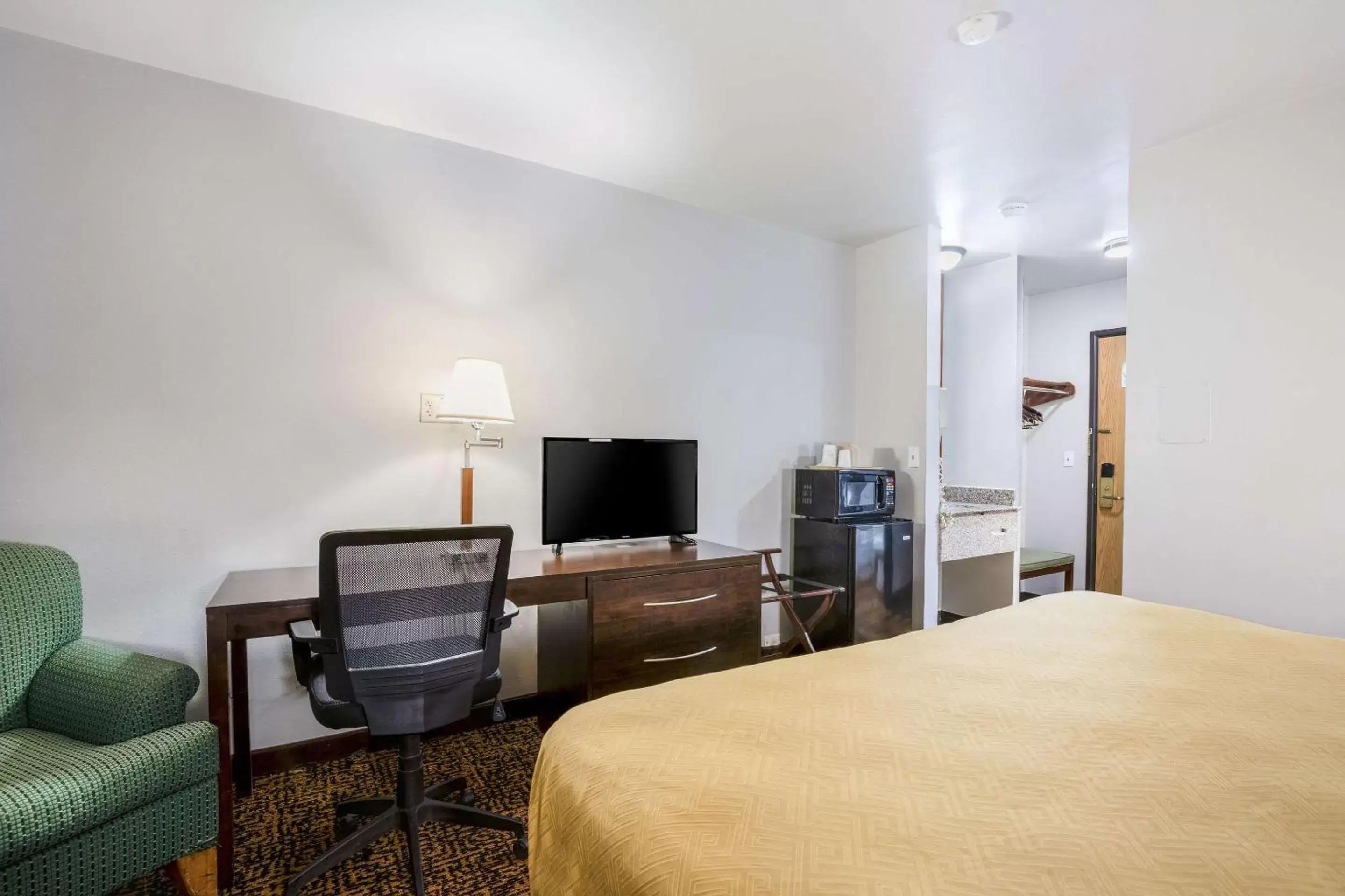 King Room - Accessible/Non-Smoking in Econo Lodge Milwaukee Airport King Room - Accessible/Non-Smoking in Econo Lodge Milwaukee Airport