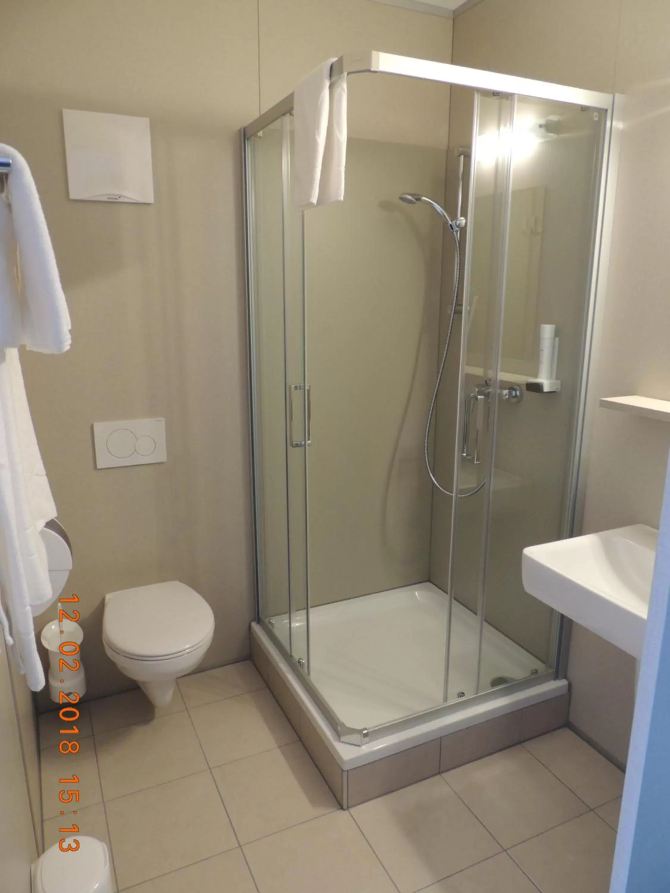 Shower, Bathroom in AVIA Motel Bisamberg