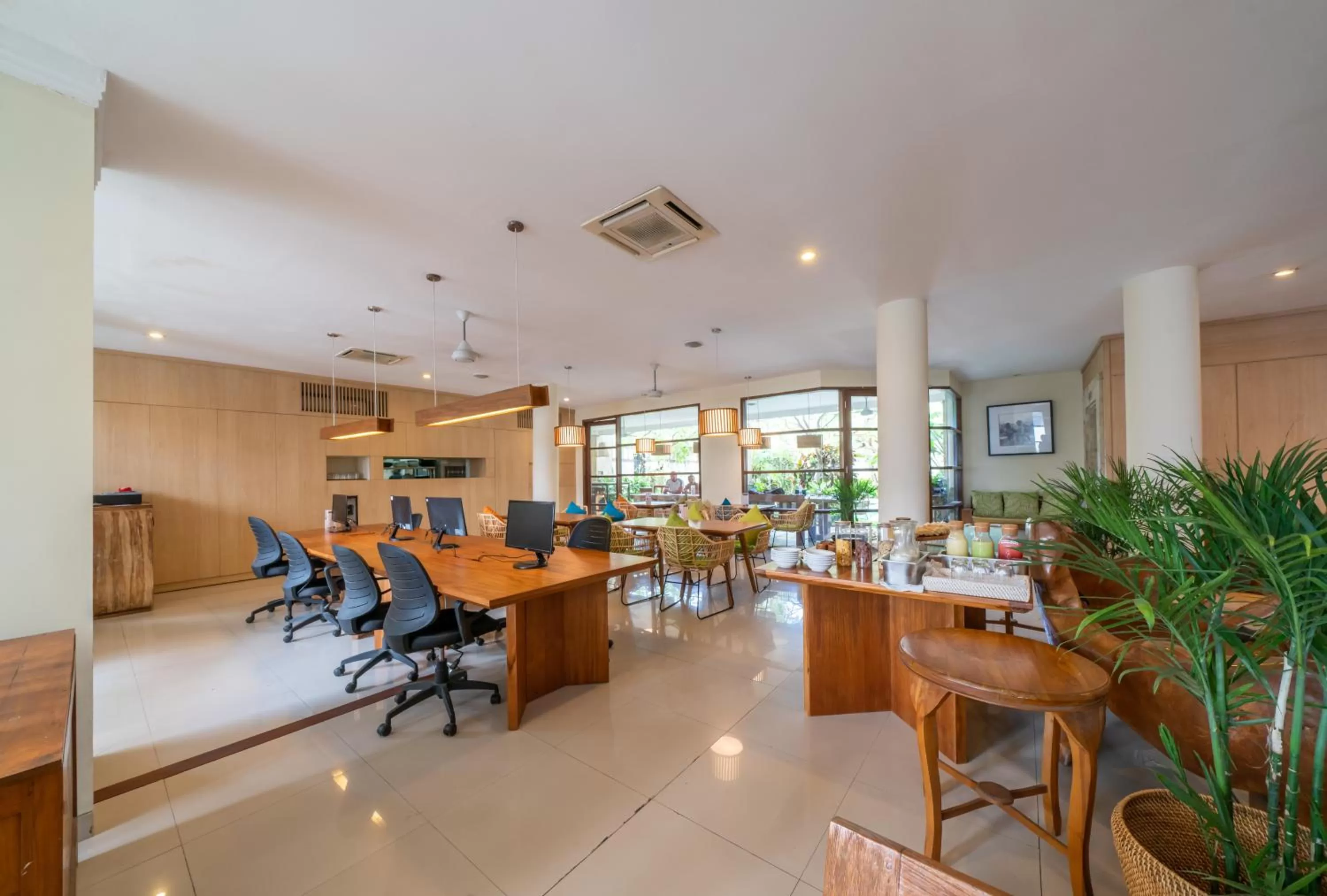 Restaurant/places to eat in Sara Residence by Nakula