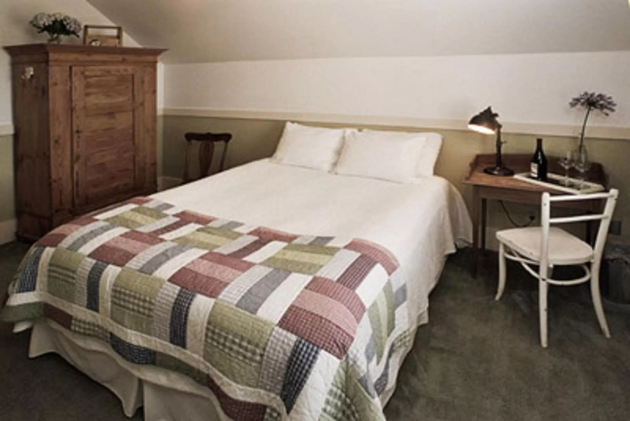 Photo of the whole room, Bed in Valley Ford Hotel