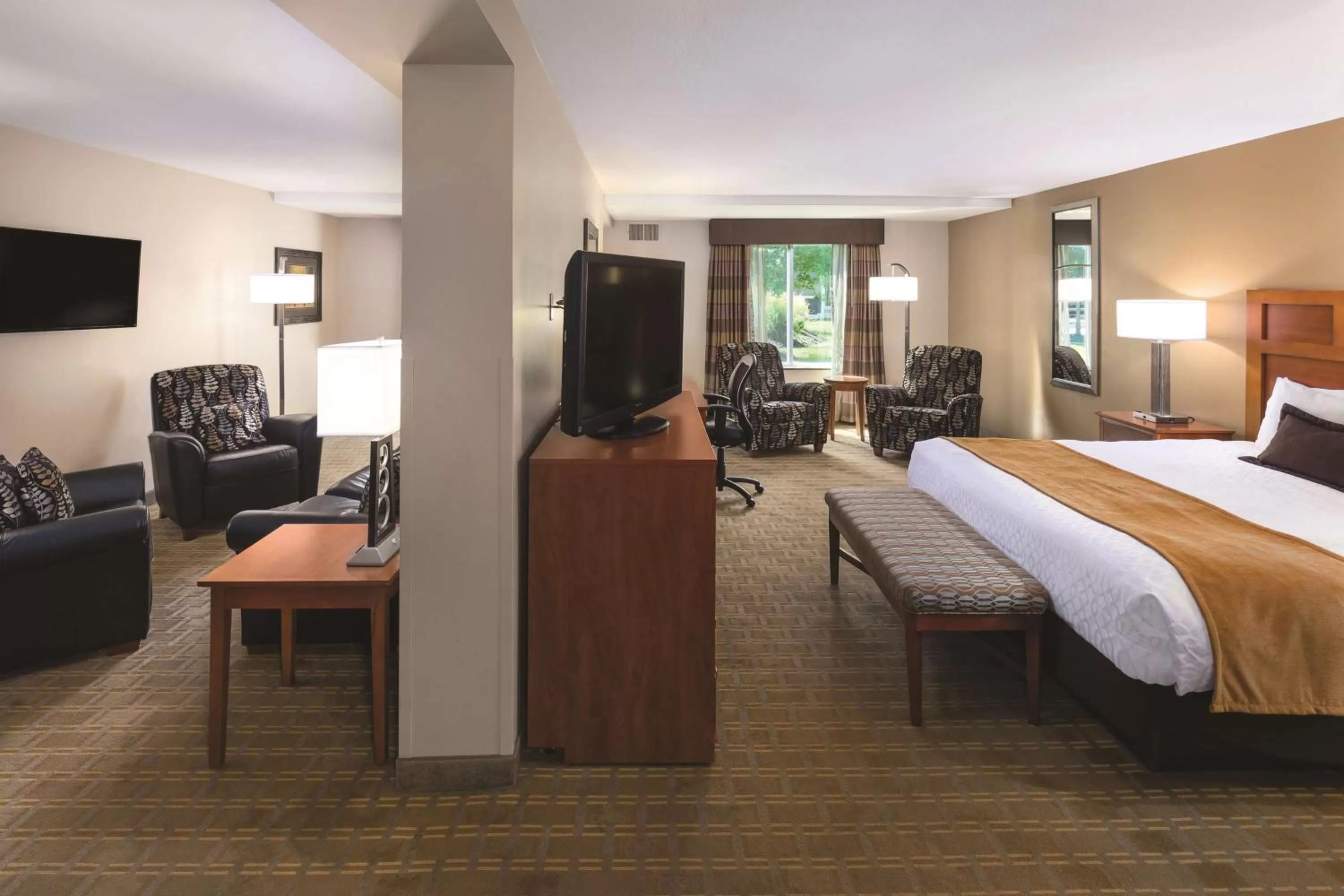 King Suite with Sofa Bed - Non-Smoking in Wyndham Bloomington - Mall of America