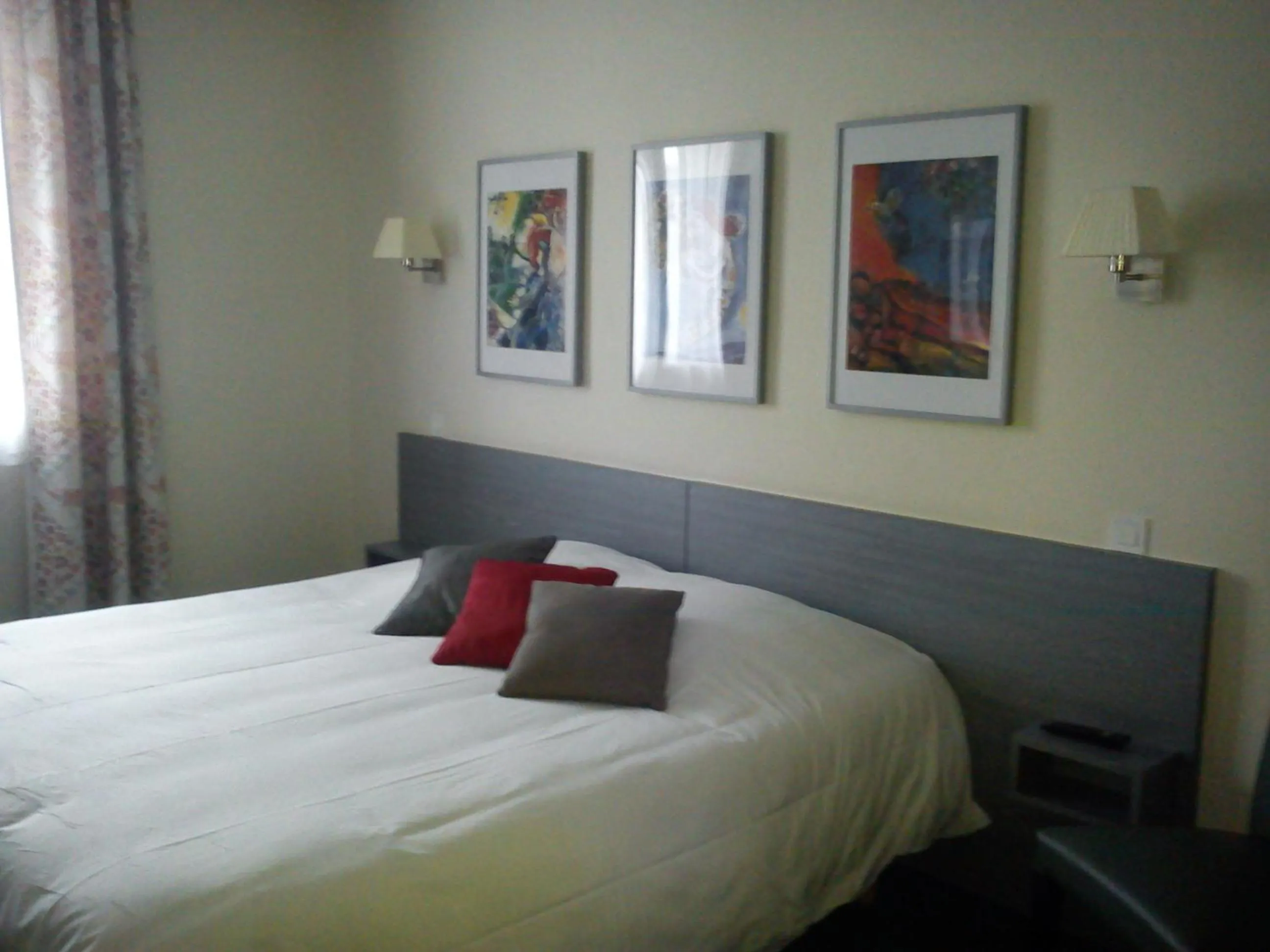 Photo of the whole room, Bed in Hôtel Carmin