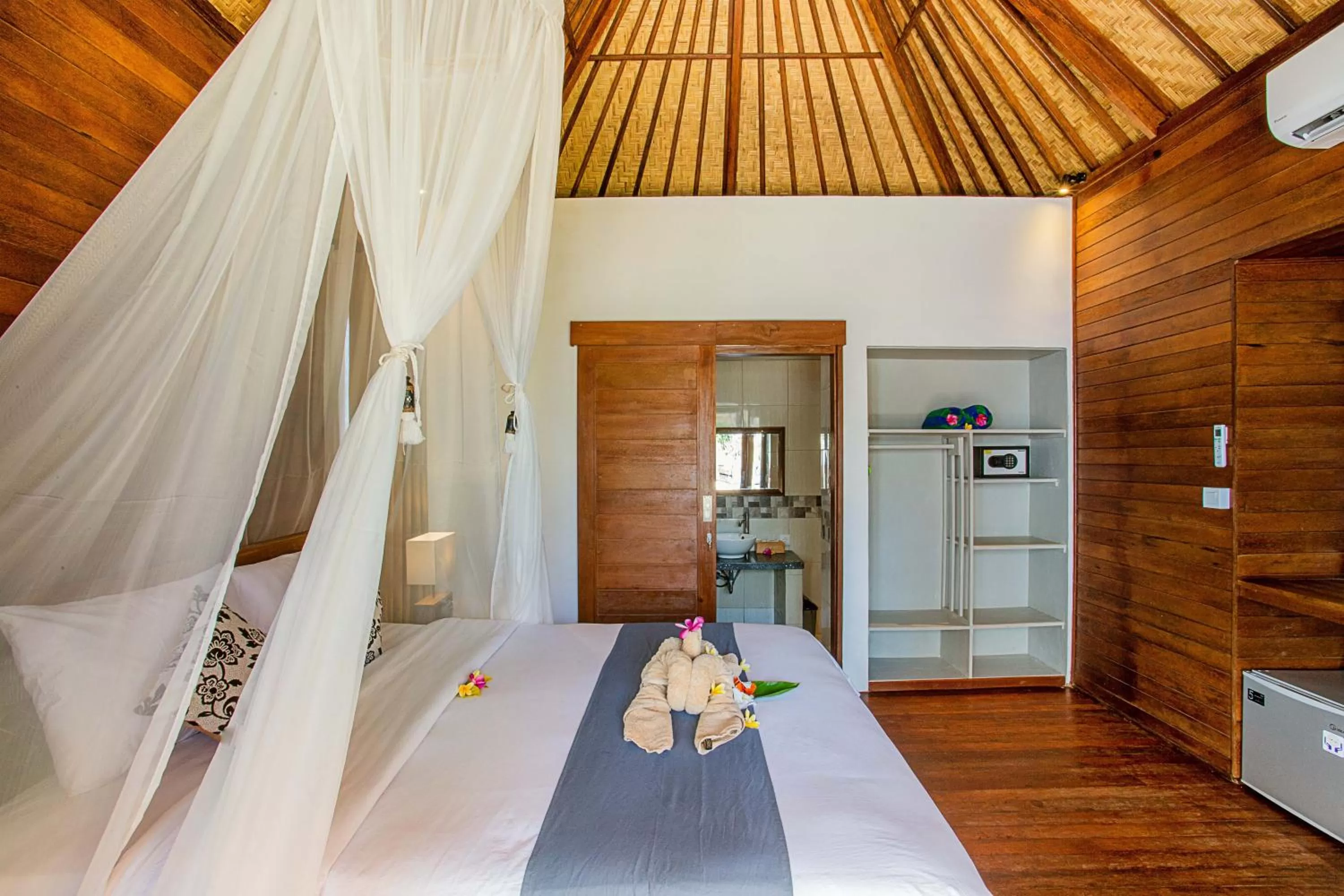 Bed in Nusa Veranda Sunset Villas & Restaurant