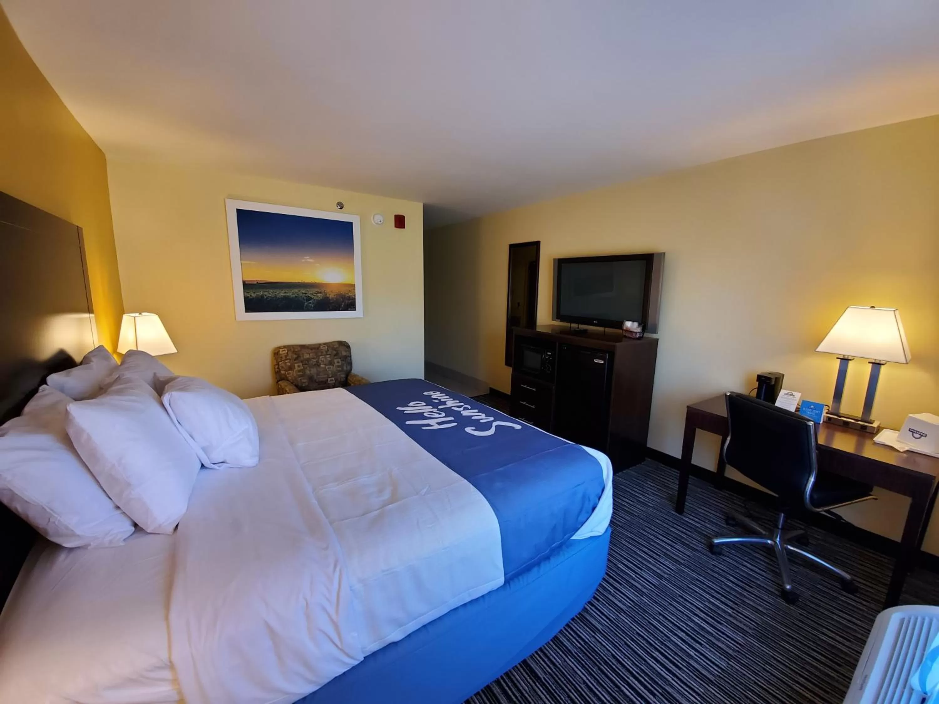 Photo of the whole room, Bed in Days Inn by Wyndham Atlanta/Southlake/Morrow