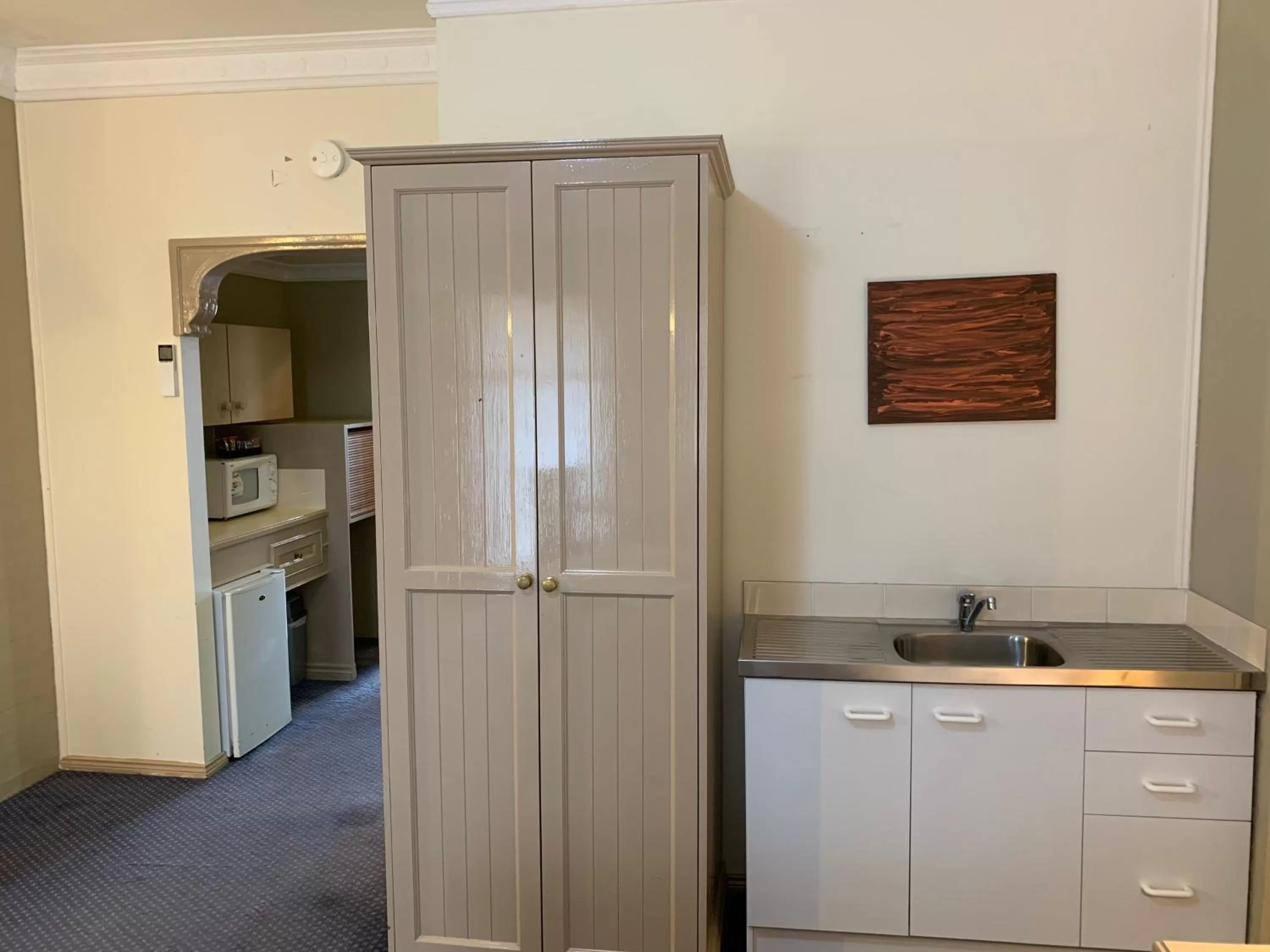 Kitchen or kitchenette in Heritage Motor Inn Goulburn