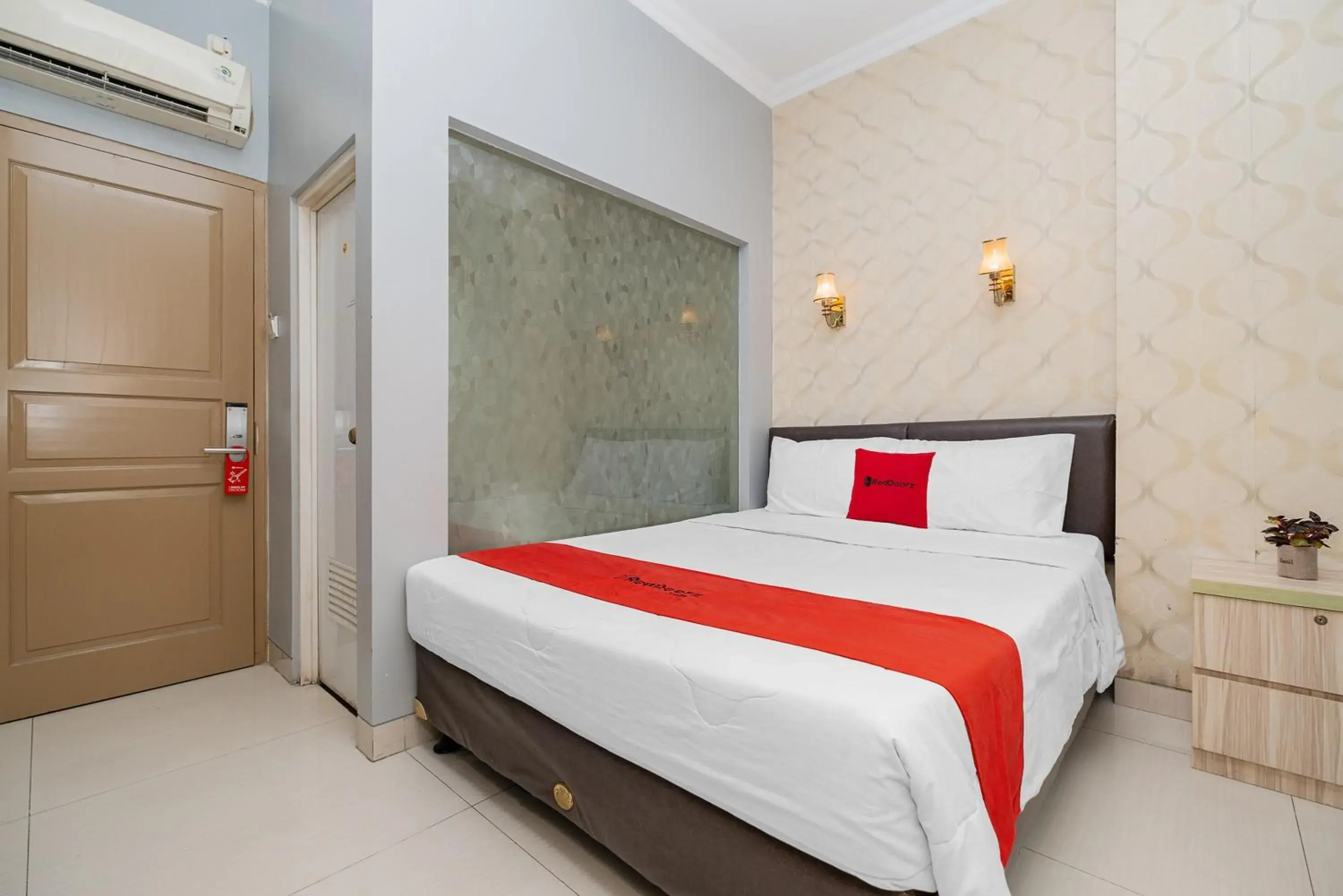 RedDoorz Double Room in RedDoorz Plus @ Cideng Barat RedDoorz Double Room in RedDoorz Plus @ Cideng Barat