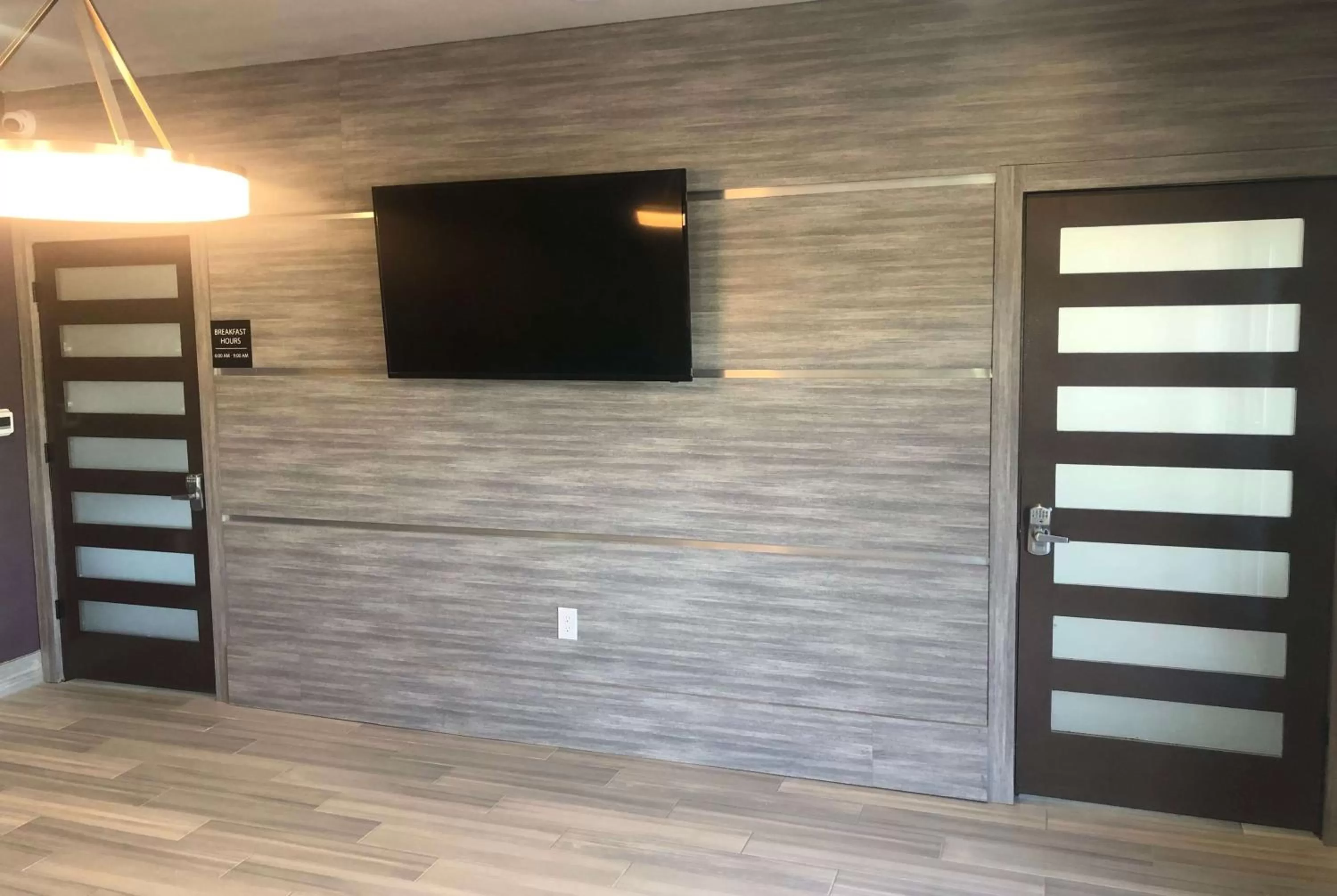 Restaurant/places to eat, TV/Entertainment Center in Super 8 by Wyndham Spring/North Houston