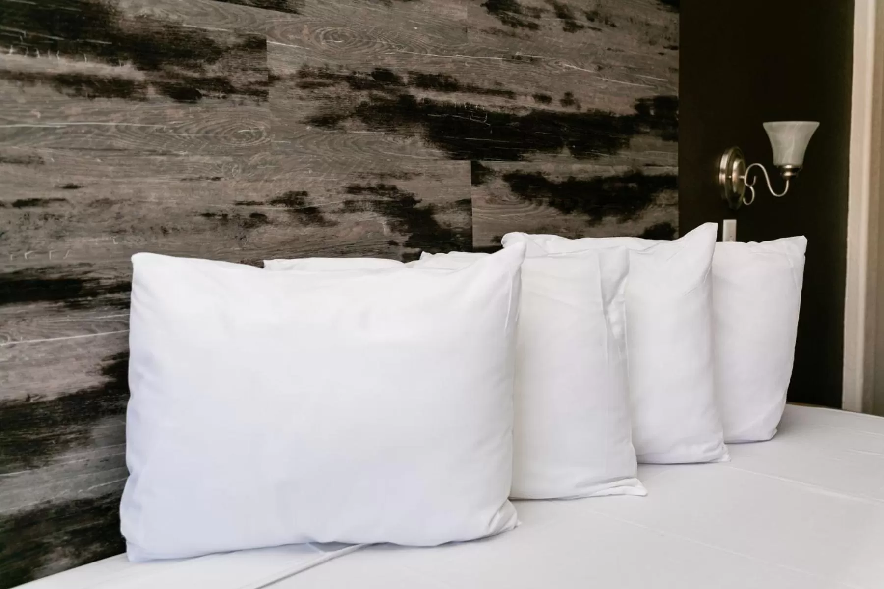 room service, Bed in Anaheim Discovery Inn and Suites