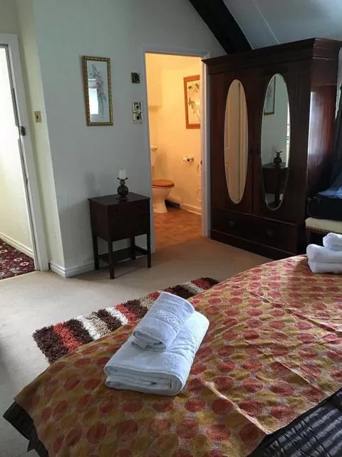 Decorative detail, Bed in The Old Well Inn