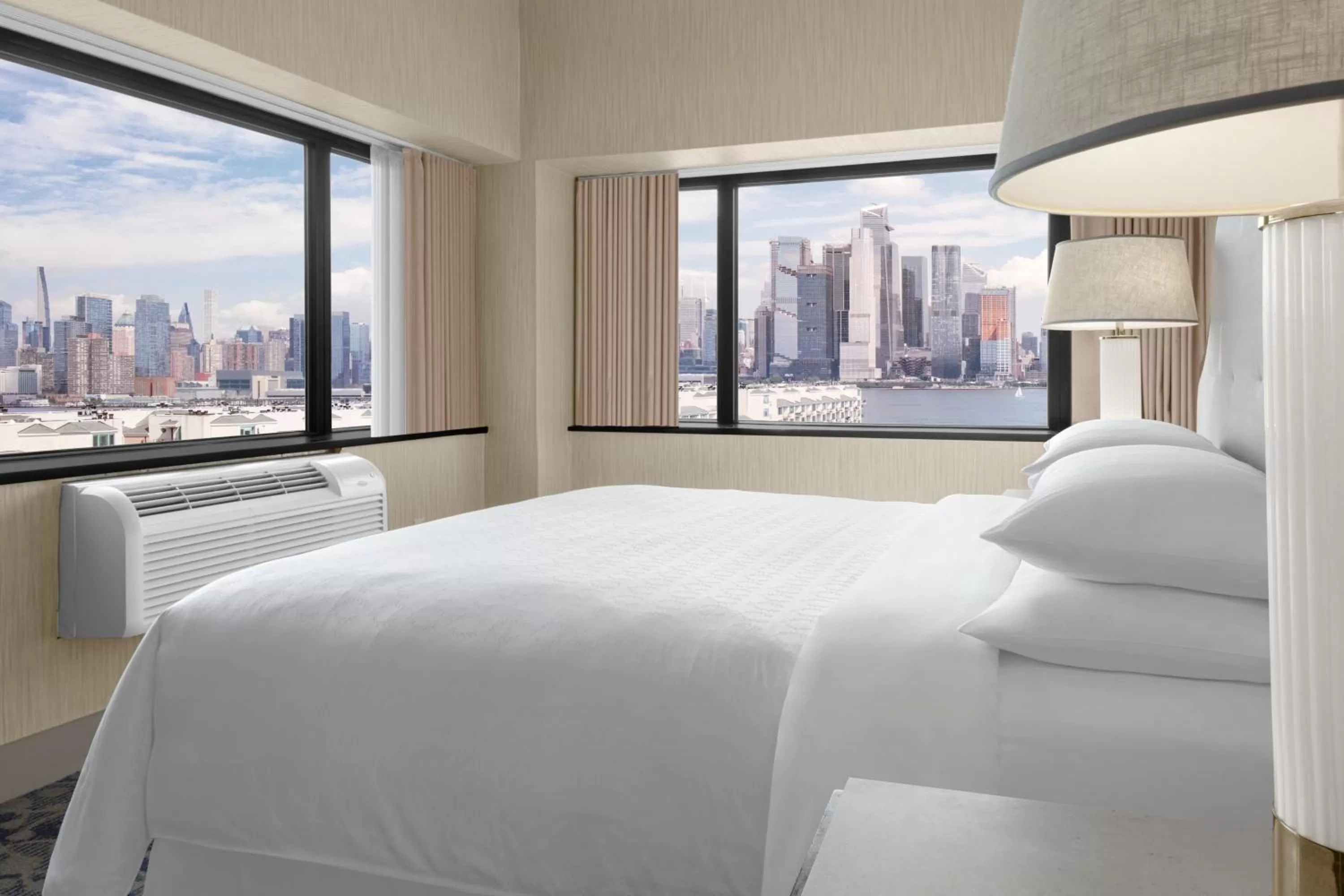 Photo of the whole room, Bed in Sheraton Lincoln Harbor Hotel