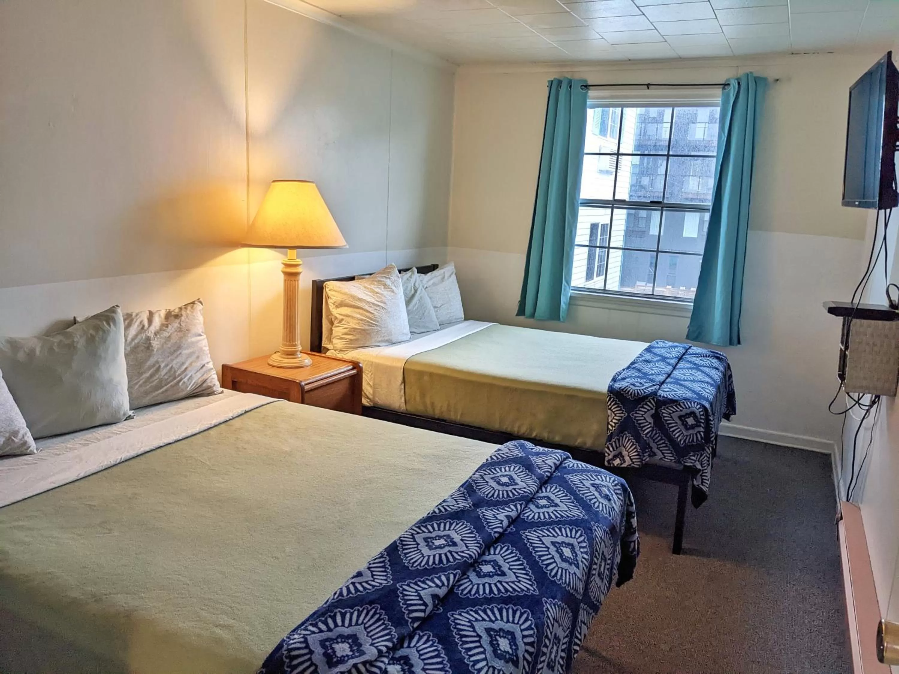 Bed in Hillcrest Inn