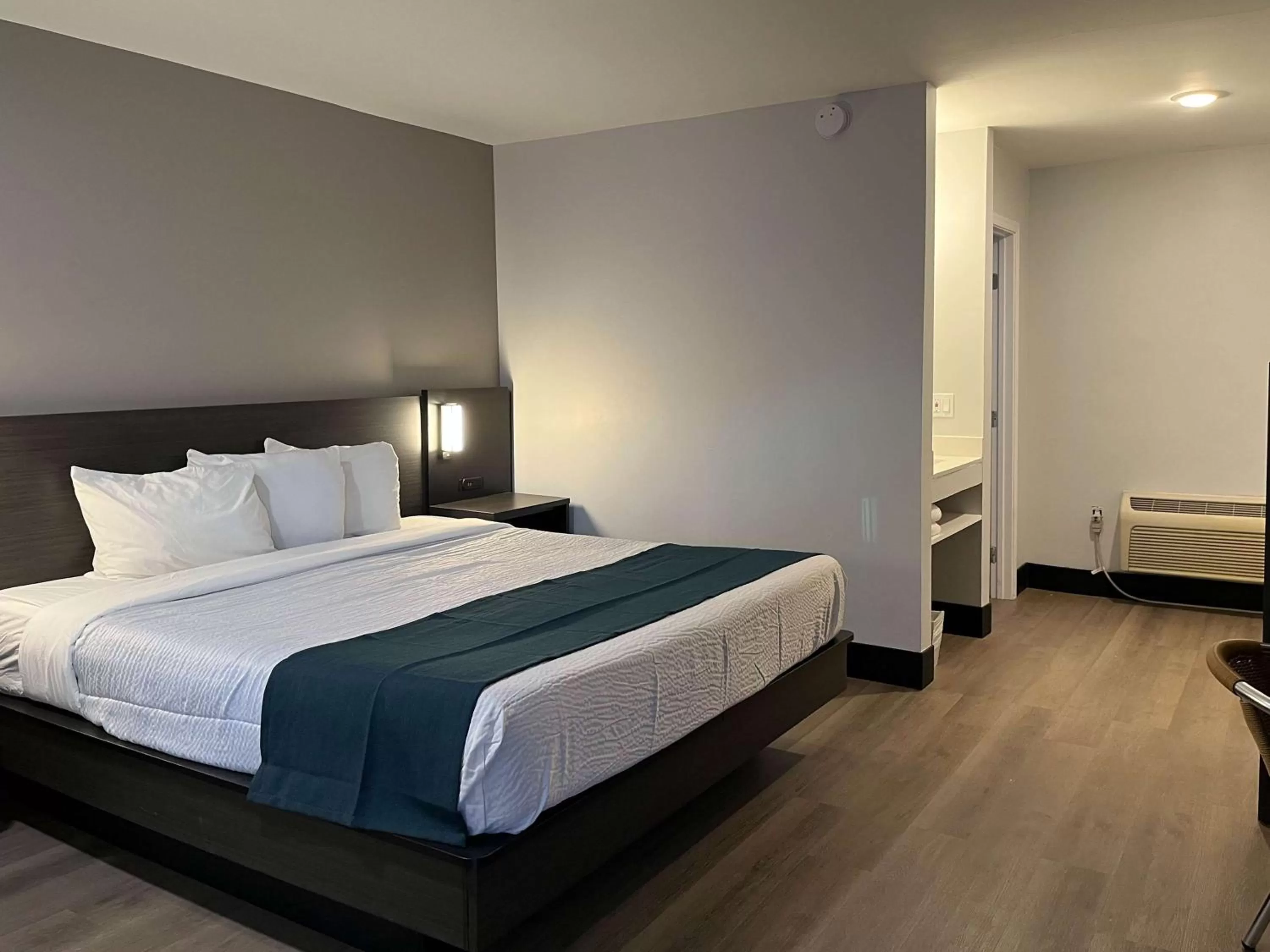 Bedroom, Bed in Motel 6 Williams AZ Downtown Grand Canyon