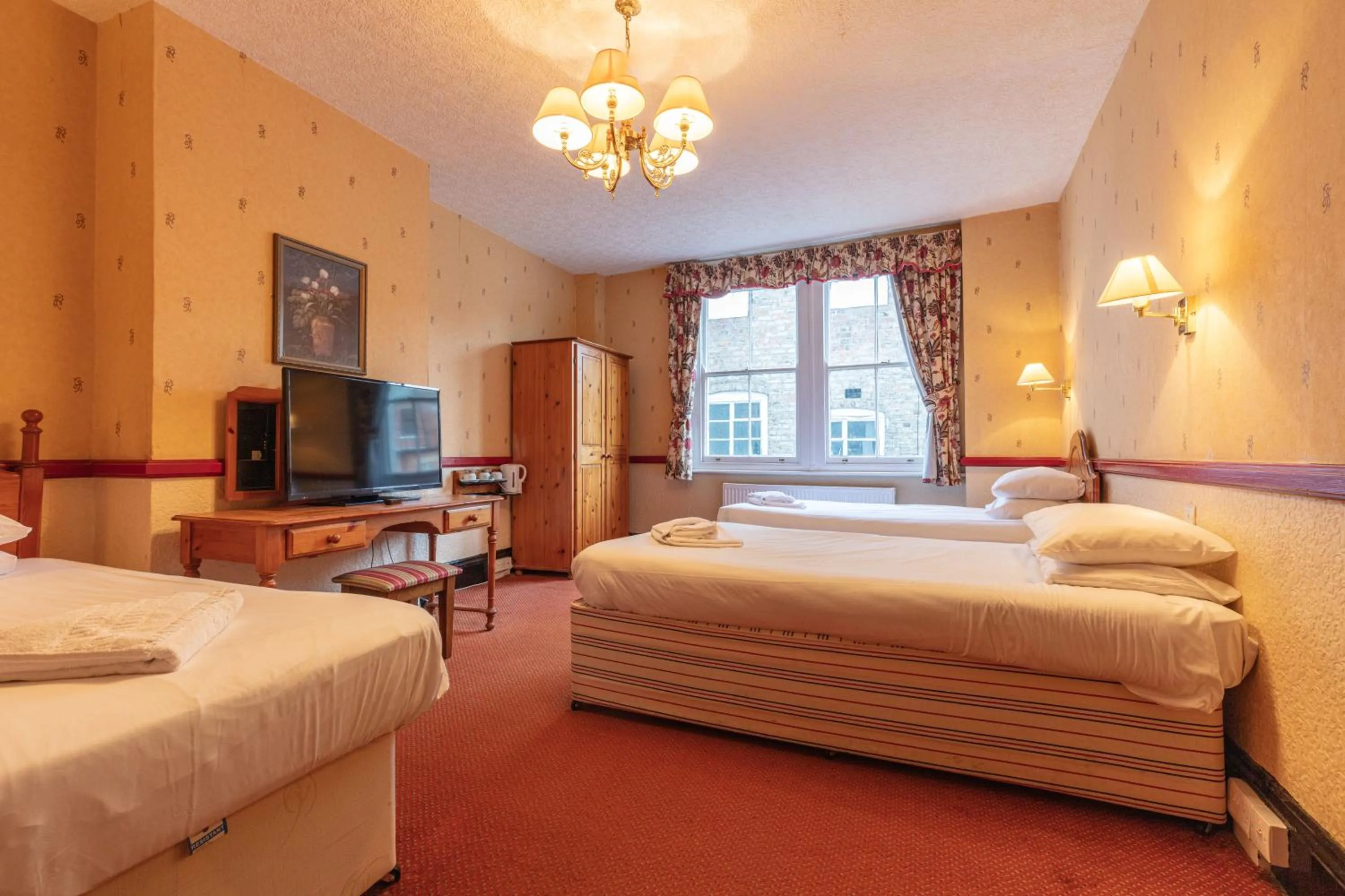 Photo of the whole room, Bed in The New Inn by Roomsbooked