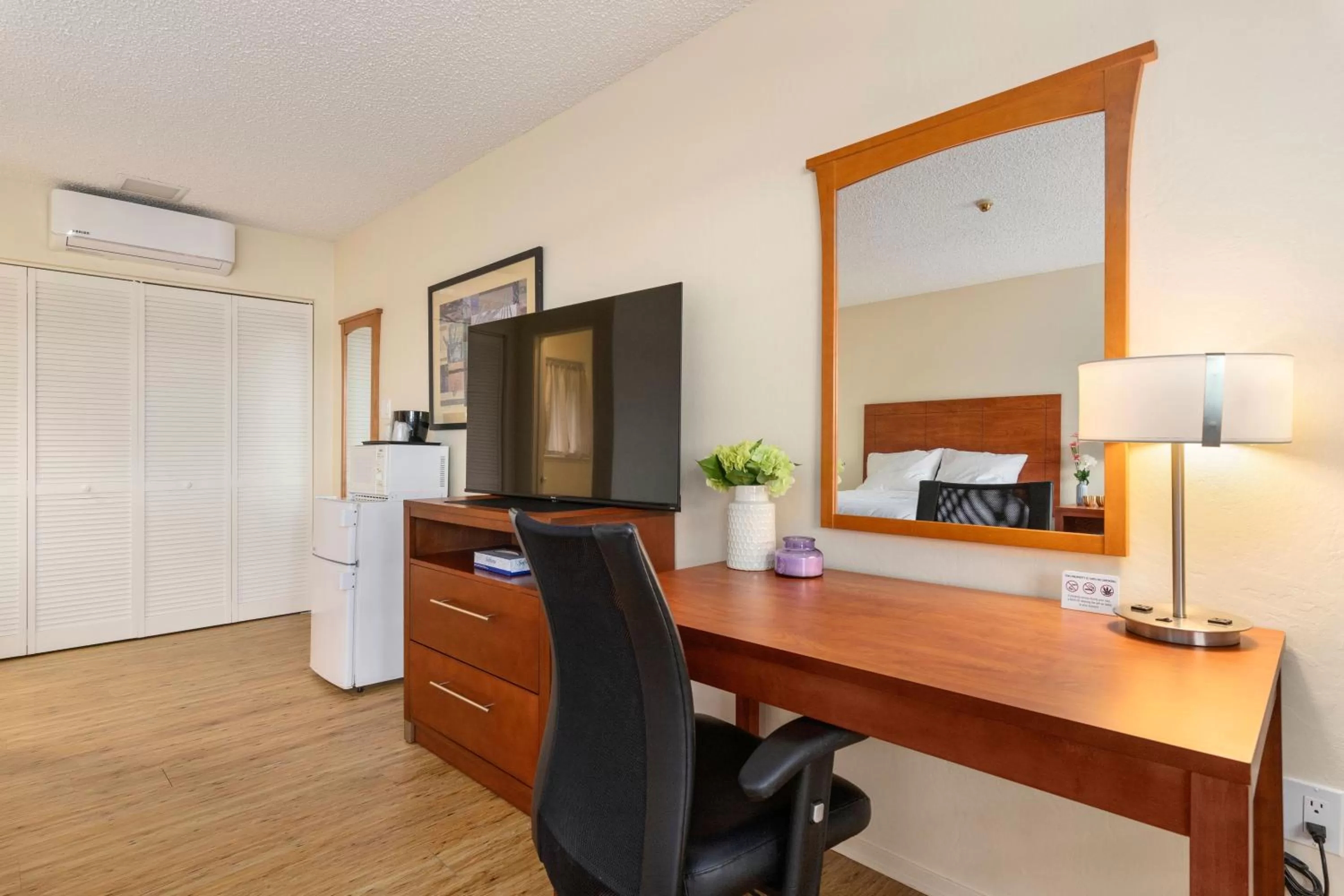 Bedroom, TV/Entertainment Center in Konocti Harbor Resort