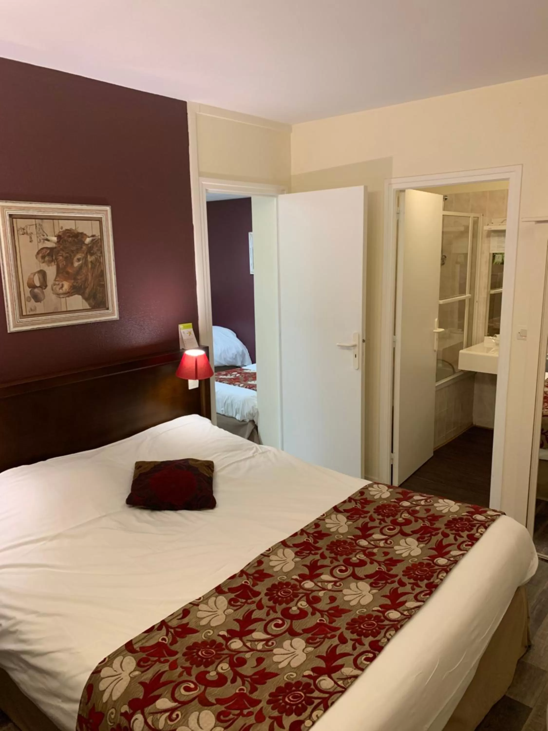 Bed in Logis Hôtel Les Nymphéas