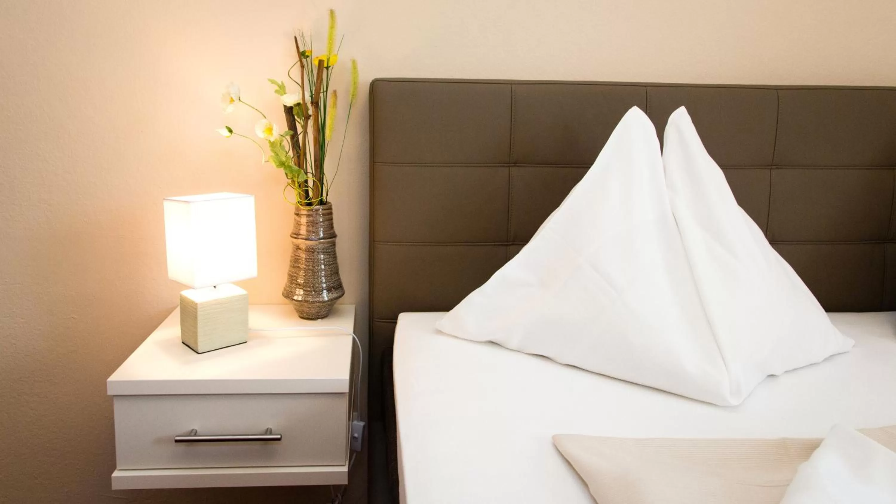 Bedroom, Bed in Stadthotel Kramer