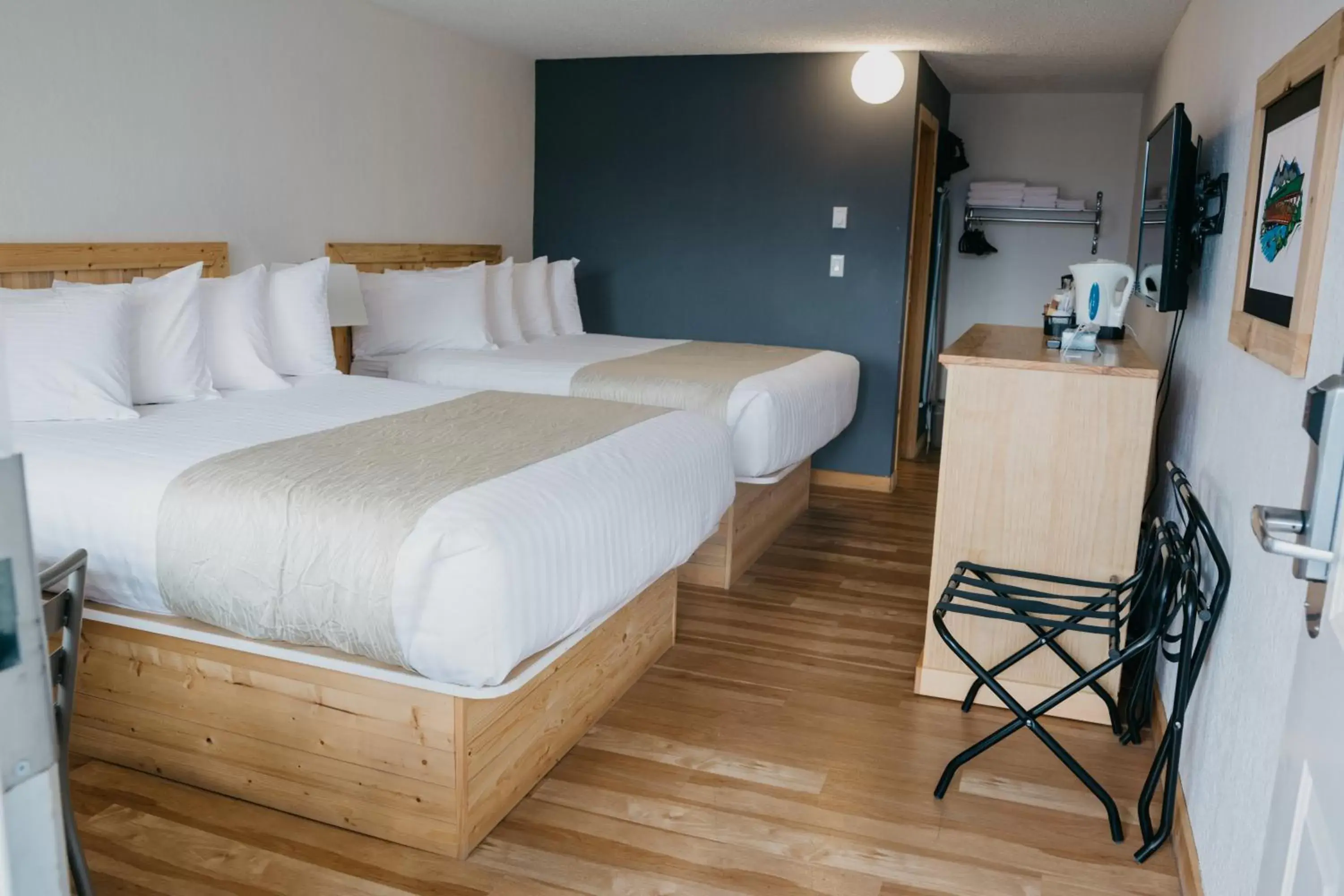 Deluxe Queen Room with Two Queen Beds in Golden Village Lodge Deluxe Queen Room with Two Queen Beds in Golden Village Lodge