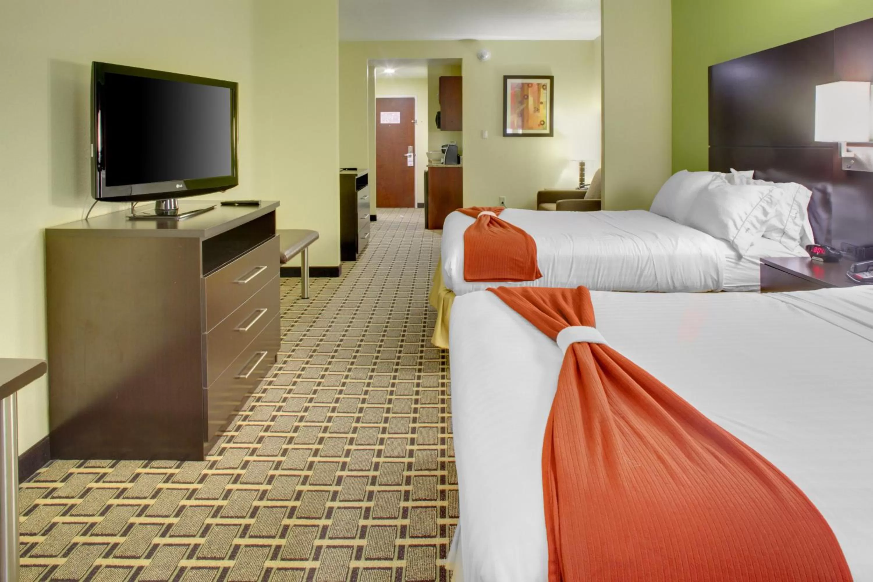 Queen Room with Two Queen Beds - Mobility Access Tub/Non-Smoking in Holiday Inn Express & Suites Cross Lanes, an IHG Hotel